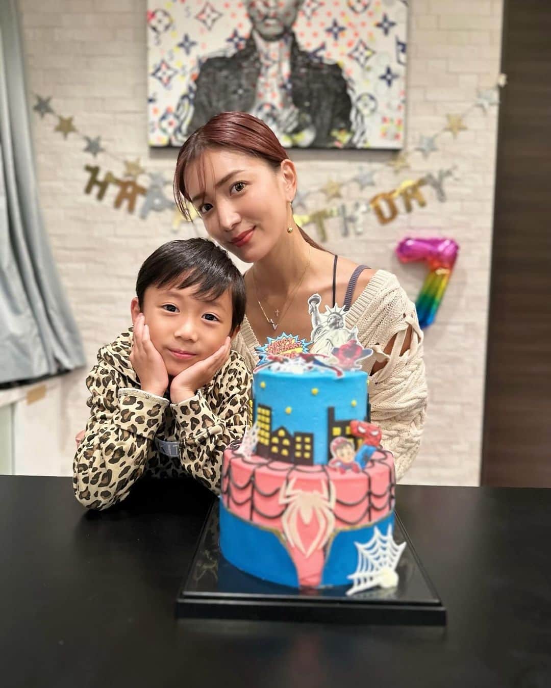 谷口紗耶香のインスタグラム：「Happy Birthday TOA👦🏻🎂　7歳おめでとう㊗️ どんどん成長していってとってもさみしいです。笑 家族想いでいつも周りを気にかけるところが本当に素晴らしいよ🩷　この1年もたくさん思い出作ろうーっ‼️  #キッズファッション #BD #happyday #japanese #ママライフ #キッズモデル」