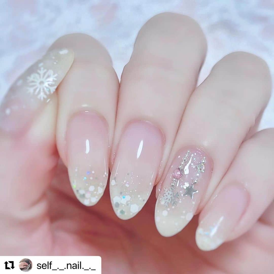 【PLANET NAIL（プラネット ネイル）】公式さんのインスタグラム写真 - (【PLANET NAIL（プラネット ネイル）】公式Instagram)「✰✰✰✰✰✰✰✰✰✰✰✰ PLANET Girl🪐 @self_._.nail._._ さま♡  PLB36 ベガの鼓動 PLB37 ミルキーウェイの羅針盤 の組み合わせにきゅん🫰🩷 ぜにチェックしてください✨✨✨ ╍ ╍ ╍ ╍ ╍ ╍ ╍ ╍ ╍ ╍ ╍ ╍ ╍  きらきらオーナメントと雪のネイル❄︎  　使用ポリッシュᝰ✍︎꙳⋆  ￣￣￣￣￣￣￣￣￣￣￣ @planet.jp PLB36 ベガの鼓動 　　　　　　PLB37 ミルキーウェイの羅針盤  @canmaketokyo N29  ￣￣￣￣￣￣￣￣￣￣￣￣   　　　　　 　ベガの鼓動の白いホロが雪のイメージにぴったり❄️♡  　冬のキラキラ感を演出したくてミルキーウェイの羅針盤も  　上から少しトッピングしました🥰  　　　　　  　オーロラのラメがチラチラ輝いてきれい🤩  　　　　　   　　　　　 　  #selfnail #selfnails  #nailart #naildesign #instanails #nailstagram #polish #polishnail #nailpolish #セルフネイル #ポリッシュネイル #ネイルポリッシュ #ポリッシュ #マニキュア #手元クラブ #プラネットネイル #プラネットガール2023 #ベガの鼓動 #ミルキーウェイの羅針盤 #キャンメイクネイル #ラメネイル #ラメネイル部 #ホワイトネイル ＃冬ネイル #雪ネイル #winternails #snownails」11月29日 9時30分 - planet.jp