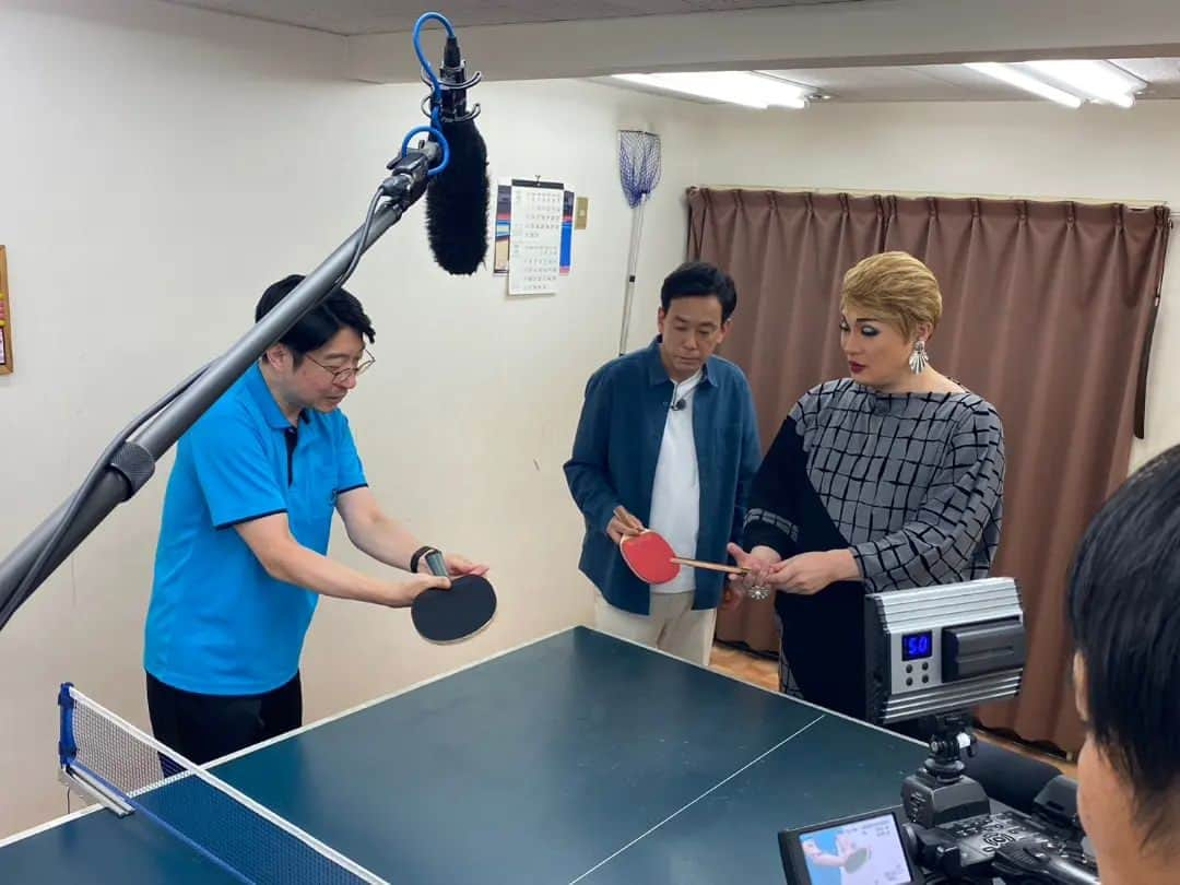 ナジャ・グランディーバstaffのインスタグラム：「本日も卓球してます🏓  昨日に引き続きウラナジャは京橋で卓球！ シニアの大会で優勝経験がある女性と浦川さんが対戦！ 果たして結果は？ ナジャさんは手取り足取り先生に教えてもらって少しドキドキ！？  番組HP🔍 bit.ly/uranadja  #ウラナジャ #ウラウラ #浦川泰幸 #ナジャ・グランディーバ #京橋 #京橋卓球場」