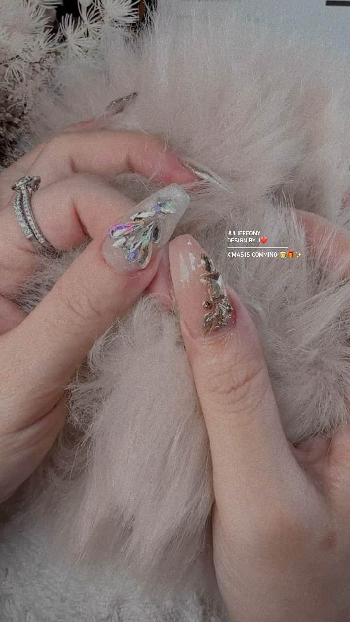 juliepeonyのインスタグラム：「謝謝老闆在這個困難時刻，讓我有機會不延誤準時完成。 天啊～我居然已經被虐到「這個已經算很簡單了，我很感恩也很感動🤣」 / 「2023年第一顆聖誕樹🎄」，獻給我的老闆🫶 謝謝您們每一個人。 我愛妳們～❤️ 一早醒來的告白🥹」