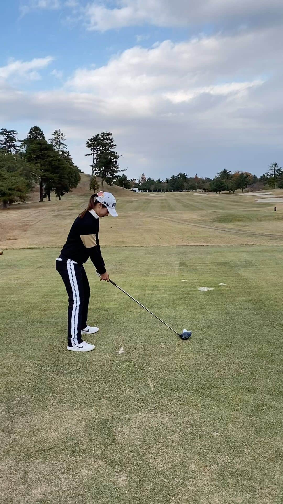 森田理香子のインスタグラム：「． ． 最近帽子の方が暖かいことに気付いた。🧢 風も強いと髪の毛ボッサボサになるし、いいねー 瀬田東コース9番ホール　1w🏌️ スムーズにふれてきた‼︎  #帽子#ゴルフ#prgr#yummyrose#秋#新作」