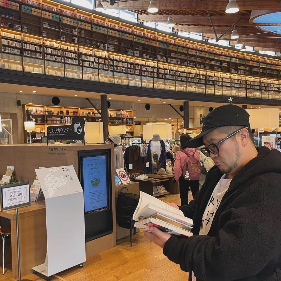 三浦崇宏さんのインスタグラム写真 - (三浦崇宏Instagram)「#library #book #bookstagram  #takeo  #武雄市図書館  #instagood  #インスタグラムといえば図書館と聞いて」11月29日 9時34分 - takahiro3ura