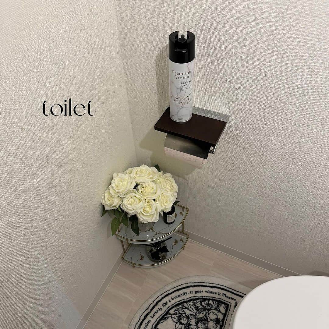 ひこ乃さんのインスタグラム写真 - (ひこ乃Instagram)「🤍𝚝𝚘𝚒𝚕𝚎𝚝  妊娠してからおうちで過ごす時間が増えて、元々 匂いフェチな私は幸い悪阻で香りが苦手になることもなく 至る所にいい香りのもの集めようと リサーチする日々👨🏼‍💻  消臭力からでたPremium Aromaのトイレ用スプレーが 良すぎて紹介🤍💐  見た目が大理石のパッケージで可愛いホワイトカラーの"アーバンリュクス "🕊️ インテリア的にもオシャレだし、いかにもトイレの芳香剤の匂いです！(わかる？笑)的な香りじゃなくて香水調のフローラルな香りなところもすごく良くて😍🫶🏻 3Ｄ広角ジェット噴射で広がりも良くてしっかり消臭もしてくれるし、なんと薬液がかかった範囲を除菌してくれるところもめちゃくちゃいいの！ お気に入りすぎてしばらくこれをリピートしようと思います🤍🫶🏻🫶🏻  #PR#エステー#消臭力#プレミアムアロマ#ホテルライク#ホテルライクインテリア#shoshuriki#premiumaroma#トイレ用スプレー#トイレスプレー#香りケア#インテリア#アーバンリュクス#ベルベットムスク#お部屋紹介#トイレ収納#ラグマット」11月29日 9時34分 - hikono0909