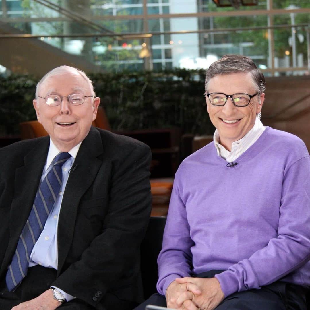 ビル・ゲイツのインスタグラム：「Charlie Munger had a remarkable mind and was a guiding influence for countless people, including me. His partnership with Warren Buffett didn’t just shape Berkshire Hathaway—it reshaped the world’s understanding of business and investing. Despite the hardships he endured in his 99 years, Charlie maintained a sharp sense of humor and an even sharper moral compass that everyone could learn from. The world has lost an extraordinary individual, and I have lost a friend. I’m grateful for the time I got to spend with him.」