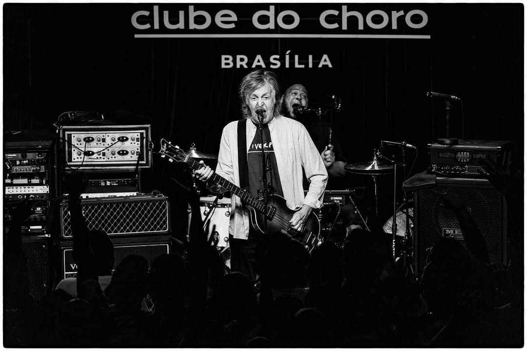 ポール・マッカートニーのインスタグラム：「Paul performing his most intimate Brazilian show ever to just hundreds of fans at Brasilia’s Clube do Choro 🇧🇷 #PaulMcCartneyGotBack」
