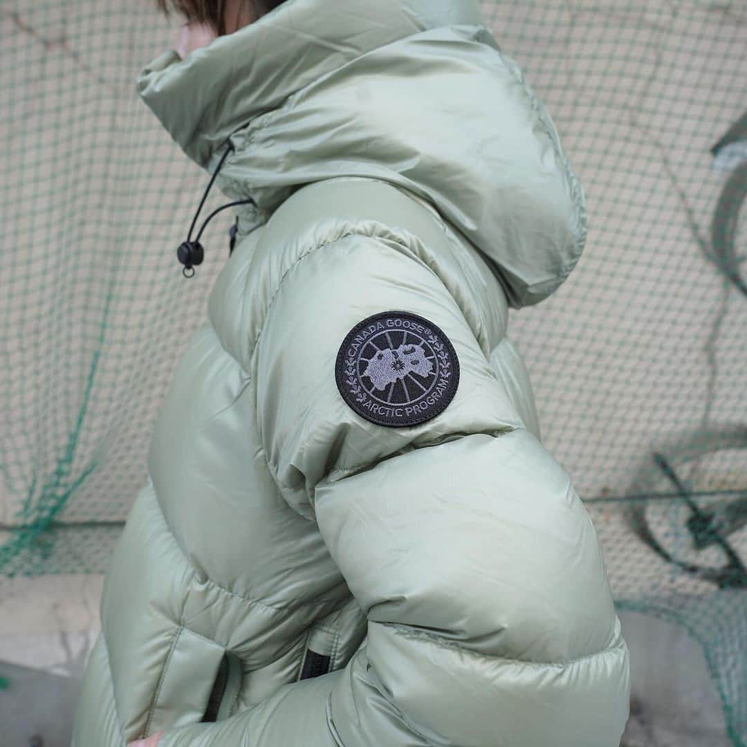 MāWさんのインスタグラム写真 - (MāWInstagram)「. [CANADA GOOSE] Cypress Puffer Black Label 2239LB.  サイプレス パッファーは、リサイクルされたフェザーライトリップストップ素材を使用したエッセンシャルスタイルです。  これまでのサイプレスコレクションと比較すると、ボリュームあるデザインと最大の保温力が特徴です。 パッカブル機能を搭載し、外出時には簡単に収納できるので、冬の理想的なパートナーになるでしょう。  -  #mawsapporo #MāW #insonlinestore #canadagoose #marmotcapital #sapporo #hokkaido #23aw」11月29日 9時42分 - maw_sapporo