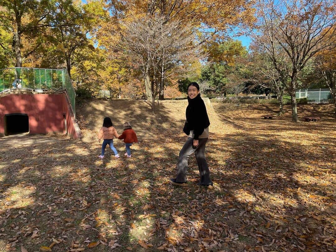 横澤夏子のインスタグラム：「#家族で出かける時は #抱っこ紐をしてない人が #とにかく子どもを追いかける仕組みと #なっていますー！ #うふ！」