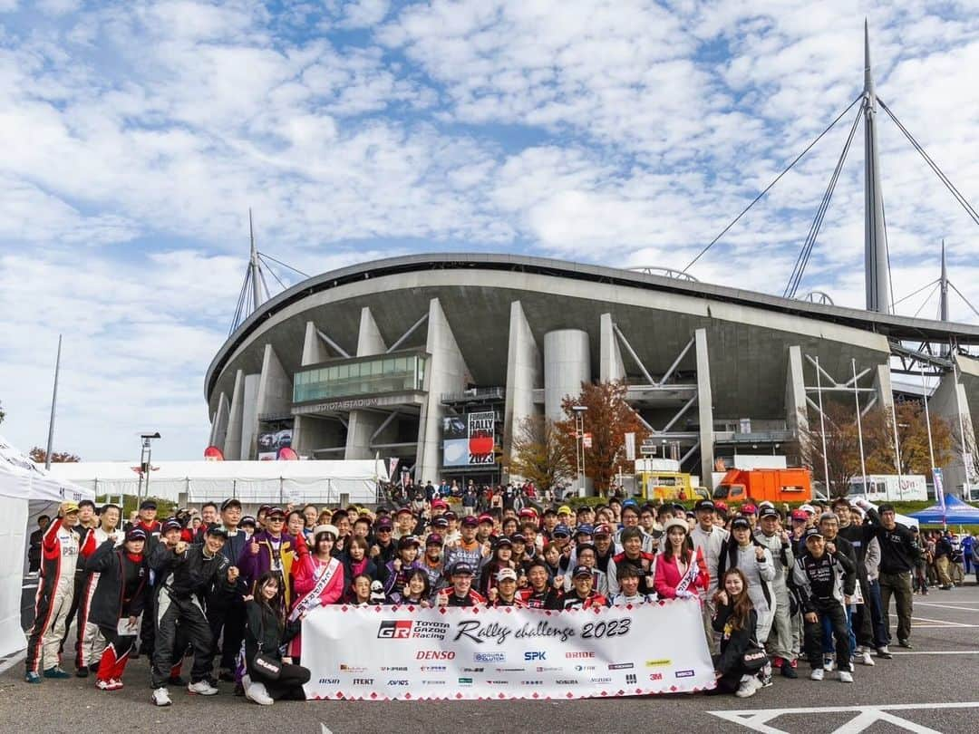 ピエール北川のインスタグラム：「🏟️ 豊田スタジアム  サッカーも、 ラグビーも、 そして、 ラリーも！！  遂にここ豊田スタジアムでWRCのスーパーSSが行われて、この施設の魅力的なポテンシャルを更に広げてくださった豊田市行政の皆さんに感謝です🙇‍♂️ 来年も沢山の良いシーンが見られるかなぁ  次は地元民として サッカー⚽️も ラグビー🏉も 観にきます！！  #rallyjapan #tgrラリーチャレンジ #豊田市」