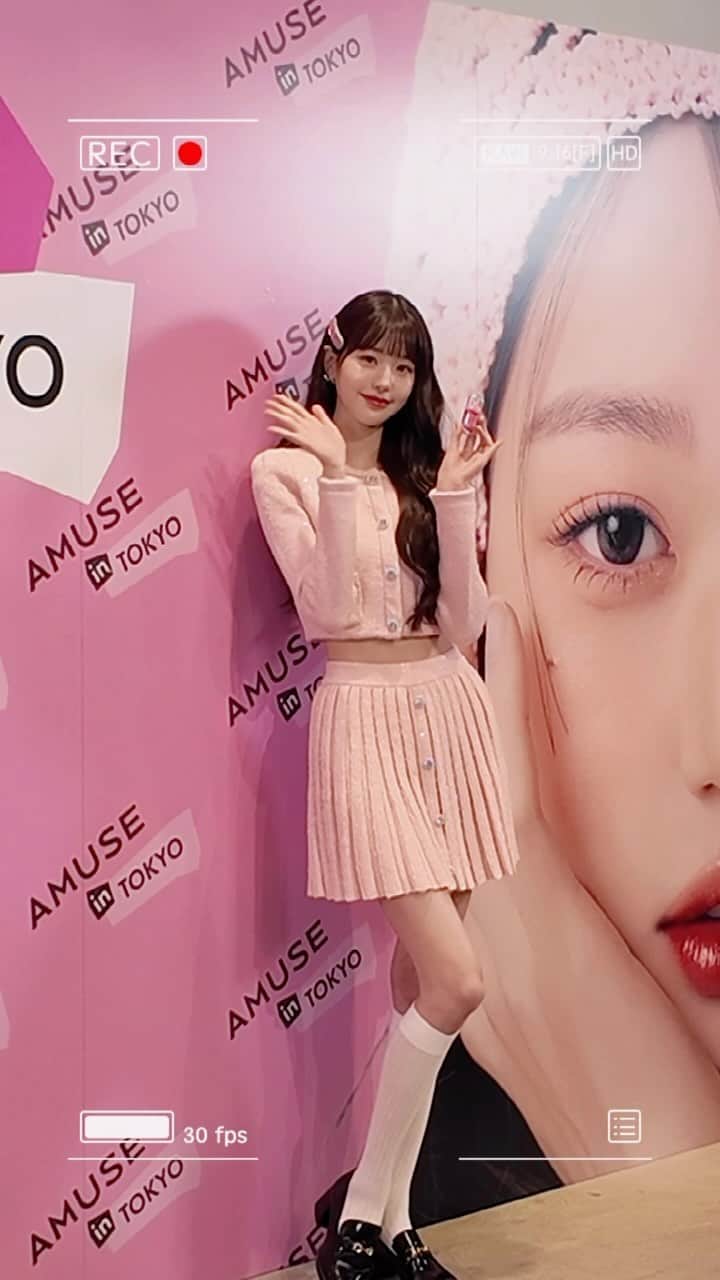 のインスタグラム：「渋谷で行われたAMUSE IN TOKYO ポップアップイベント💄 スタイルが神がかってるAMUSE girlウォニョンちゃんの撮影風景を公開💕  #おすすめ #Seventeen #セブンティーン #AMUSE #アミューズ #ビーガンメイク #ジェルフィットティント #ive #ウォニョン」
