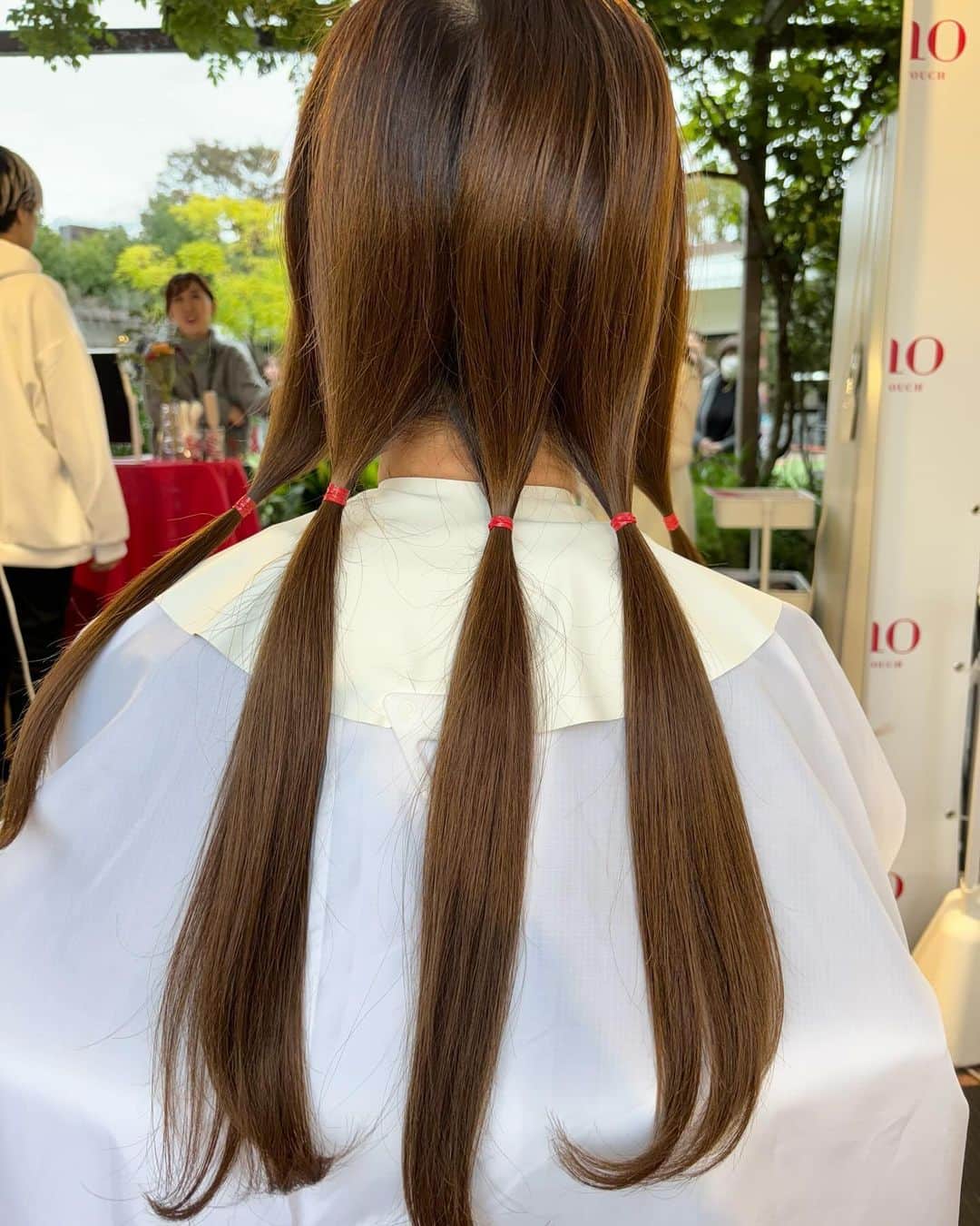 渋谷恭子さんのインスタグラム写真 - (渋谷恭子Instagram)「「HAIR TOUCH YOU　のばせば届く。 」   チャレンジサポーターに選ばれてから フィーノ @fino_jp でヘアドネーションするために フィーノ ヘアマスク・フィーノ ヘアオイルを使いながら 1年間、髪を伸ばしてきました。  カットは時々、揃える程度。 長くなるほど毛先が絡まりがちなのですが フィーノを使って丁寧にケアすると手触りの良い髪に！  先日ついに毎日大切に伸ばしてきた髪をカットしてきました  ファーストカットのハサミを入れさせて頂いた瞬間、何とも言えない達成感を感じました。  #fino_髪からはじめるちょっといいこと こちらの言葉通り、私にもちょっといいことできたかもという嬉しさが溢れてきました。  ヘアドネーションために髪を伸ばしてる方には カット後のスタイル こんなショートやボブにしてみたいというイメージを膨らませて ワクワクしながら伸ばして欲しいと思います。  今回フィーノが出展したイベント 『ELLE Active』のヘアドネーションカットの実演モデルをさせて頂きました。  私自身、ずっとヘアドネーションに興味を持っていましたが 実際に見る機会はありませんでした。  実際にご覧になった方、私のインスタ投稿を見てくださった方 私にもできそう、やってみたいという方が増えたら嬉しいです！  #PR #fino #fino_髪からはじめるちょっといいこと #finoでヘアドネーション #フィーノ #hairtouchyou #医療用ウィッグ #ヘアドネーション #hairdonation #フィーノヘアマスク #フィーノヘアオイル」11月29日 9時45分 - kyoko.86