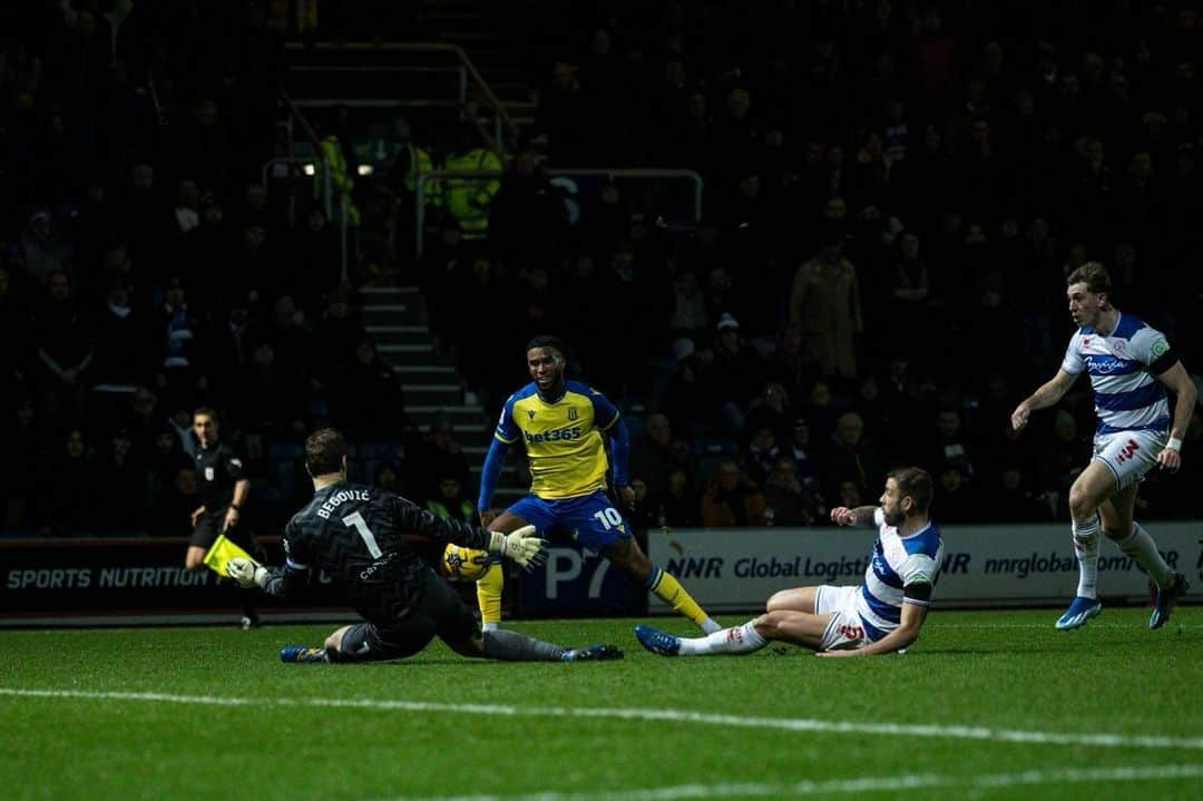 アスミル・ベゴヴィッチのインスタグラム：「A big and well deserved win for us tonight. Massive effort by the team and immense support from our fans. We go again on Friday! 🔵⚪️🆎🧤 @officialqpr @ab1gk」