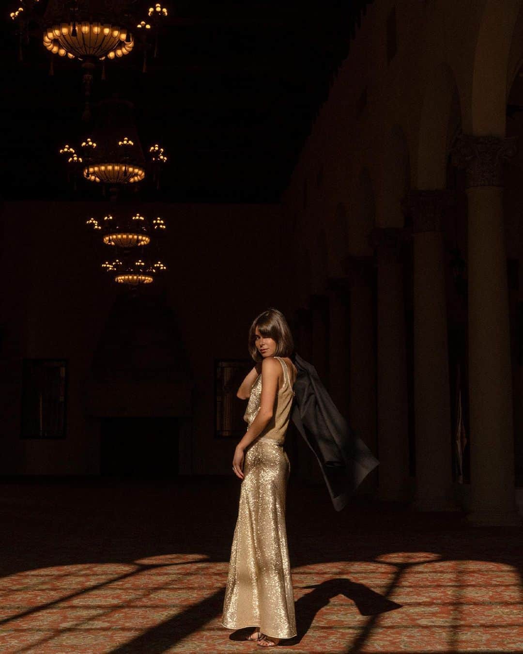 Banana Republic のインスタグラム：「Holiday glamour with @thestylebungalow. Link in bio to discover the Holiday Occasion Shop. #TheBRLook」