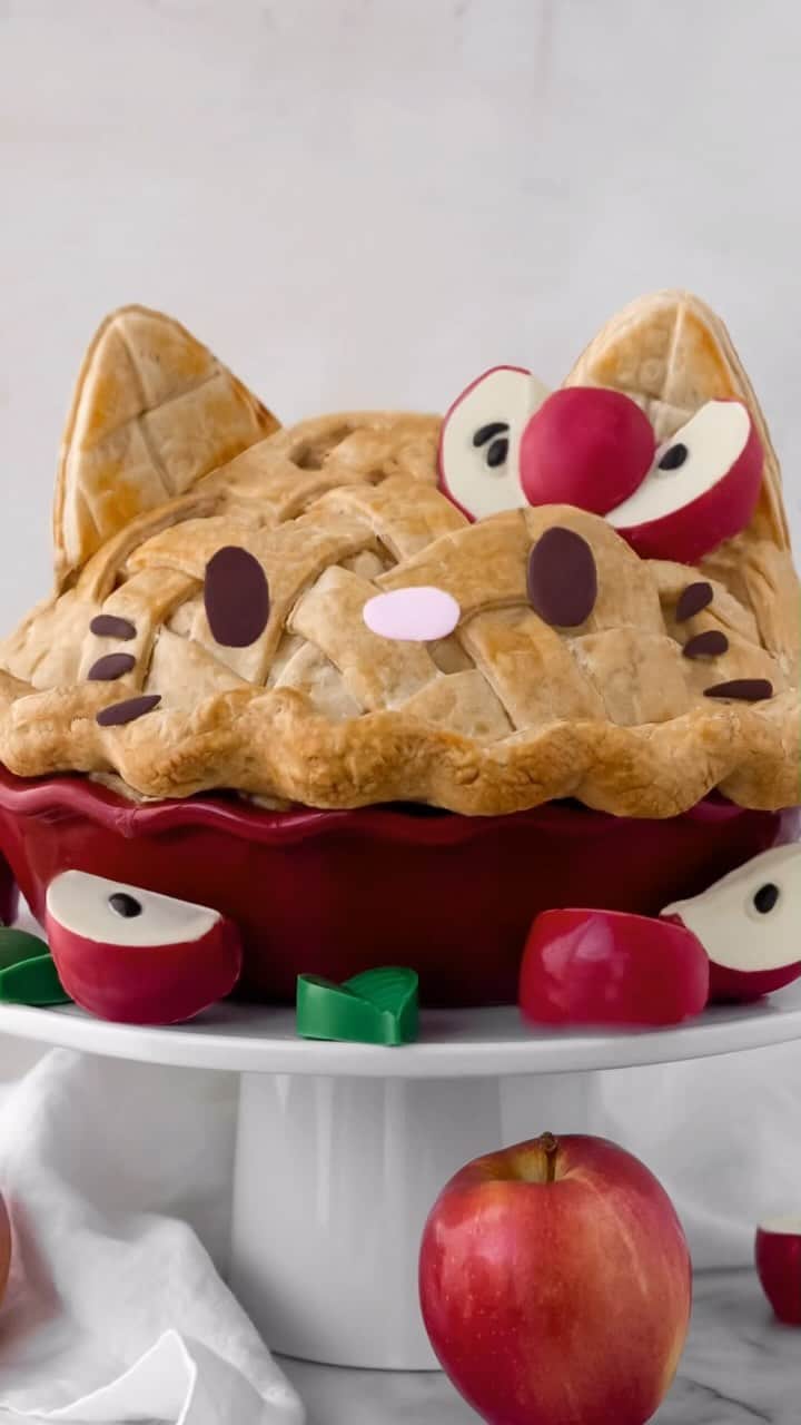 のインスタグラム：「Bake the world a better place 🍎🥧 - I’ve partnered with @HelloKitty to bring the Red Bow Apple Pie 🎀 from Hello Kitty Island Adventure to life! This game is full of fun!! You can join Hello Kitty and all her fabulous friends to explore and restore this magical island (and even bake  🥣 your own adorable desserts while you’re at it 😉)! Play #HelloKittyIslandAdventure now on #AppleArcade 🕹️: apple.co/HKIA」