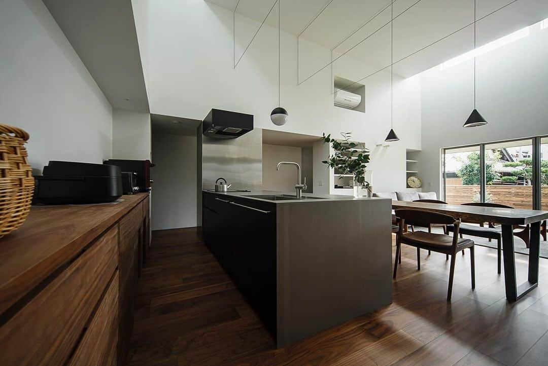 Horibe Associates co., ltd. さんのインスタグラム写真 - (Horibe Associates co., ltd. Instagram)「紀の川の家  more⇨@horibeassociates  天井高さ４ｍのＬＤＫを中心とした平屋  photo  今西浩文  #architecture #建築家 #建築#マイホーム#design#modern#architects#architettura##マイホーム計画#マイホームメモ #architecturephoto#archilovers#architecturephotography#架构#架構#architettura#平屋#平屋の家」11月29日 10時06分 - horibeassociates