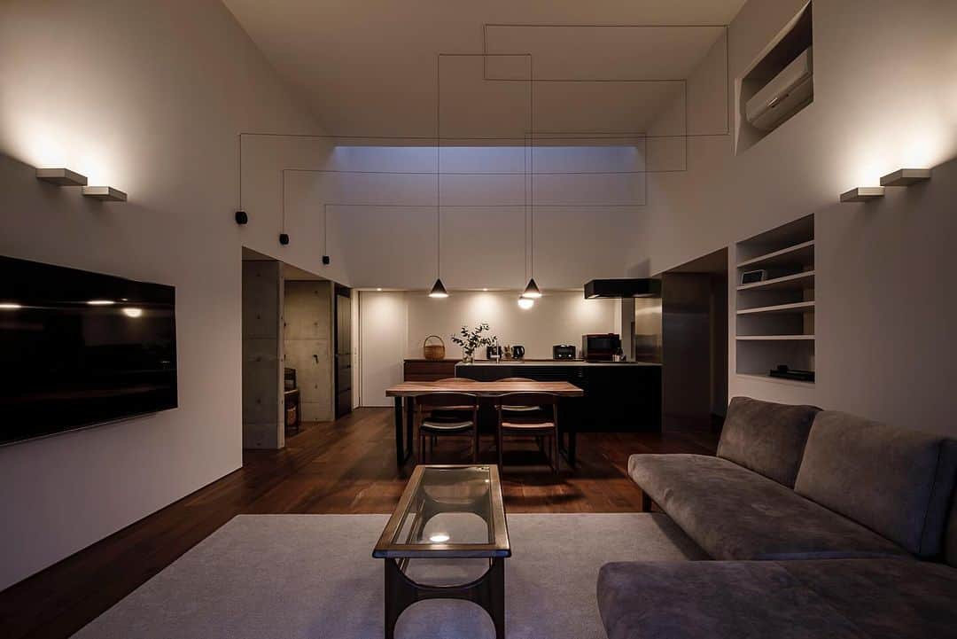 Horibe Associates co., ltd. さんのインスタグラム写真 - (Horibe Associates co., ltd. Instagram)「紀の川の家  more⇨@horibeassociates  天井高さ４ｍのＬＤＫを中心とした平屋  photo  今西浩文  #architecture #建築家 #建築#マイホーム#design#modern#architects#architettura##マイホーム計画#マイホームメモ #architecturephoto#archilovers#architecturephotography#架构#架構#architettura#平屋#平屋の家」11月29日 10時06分 - horibeassociates