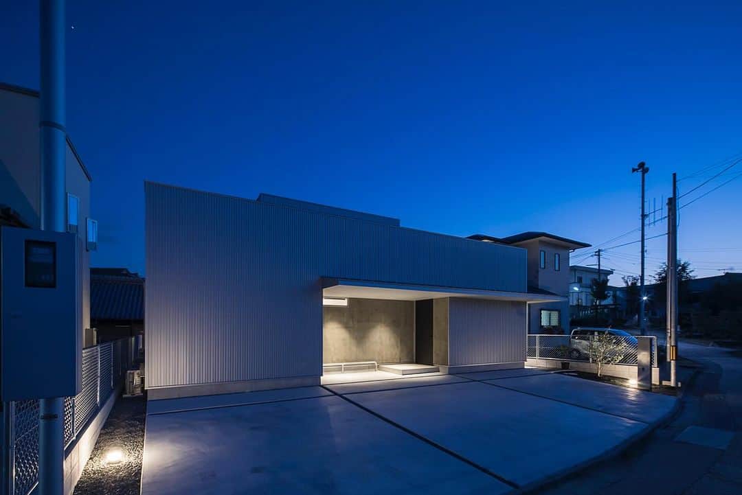 Horibe Associates co., ltd. さんのインスタグラム写真 - (Horibe Associates co., ltd. Instagram)「紀の川の家  more⇨@horibeassociates  天井高さ４ｍのＬＤＫを中心とした平屋  photo  今西浩文  #architecture #建築家 #建築#マイホーム#design#modern#architects#architettura##マイホーム計画#マイホームメモ #architecturephoto#archilovers#architecturephotography#架构#架構#architettura#平屋#平屋の家」11月29日 10時06分 - horibeassociates