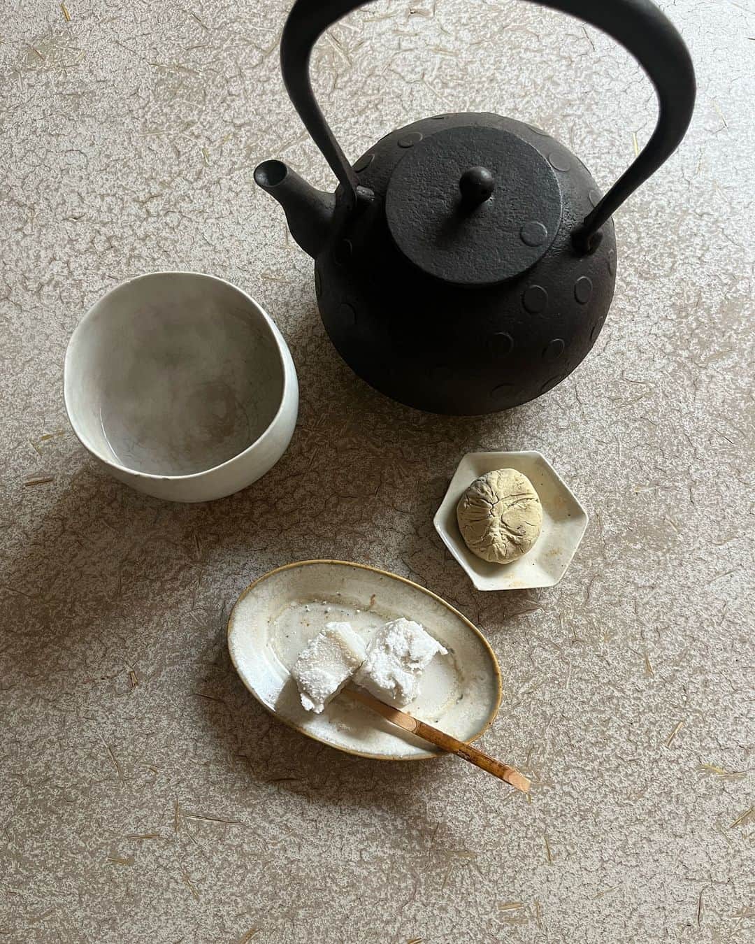 journaleatripのインスタグラム：「morning hot water  朝の白湯を再スタートする  一度錆びさせてしまい 何年も寝かせてしまった 鉄瓶が生き返り戻ってきた 白湯が美味しい。  頂いた勝負菓子と頂く。 身体を整えて年末までの生活のイメージをし 喝をいれる。いれたい。。  #椰子の白わらび餅 #川上屋くりきんとん」