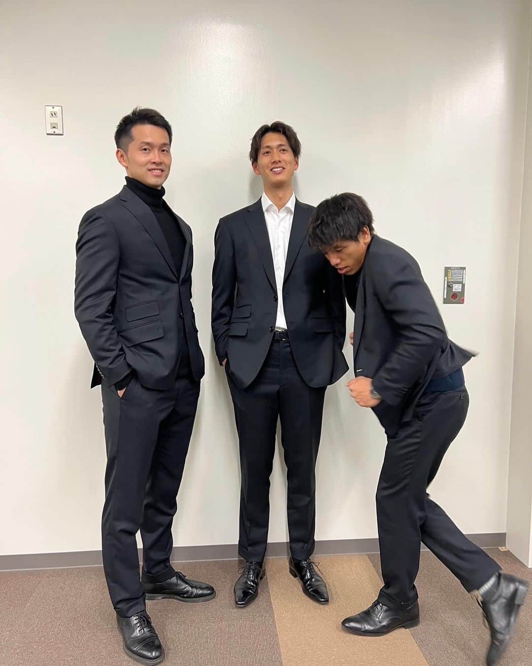 藤中謙也さんのインスタグラム写真 - (藤中謙也Instagram)「@azabutailor   スーツ移動で。  カメラ向けたらじっとできんやつおるけど ビシッと決めて移動してます✈️🏐  #azabutailor #suntorysunbirds #SUITS #suitstyle #スーツ男子 #スーツスタイル #バレーボール選手 です。 #最後しっかりオチ作る関西人 #喜入祥充」11月29日 10時06分 - kenya.f_ss