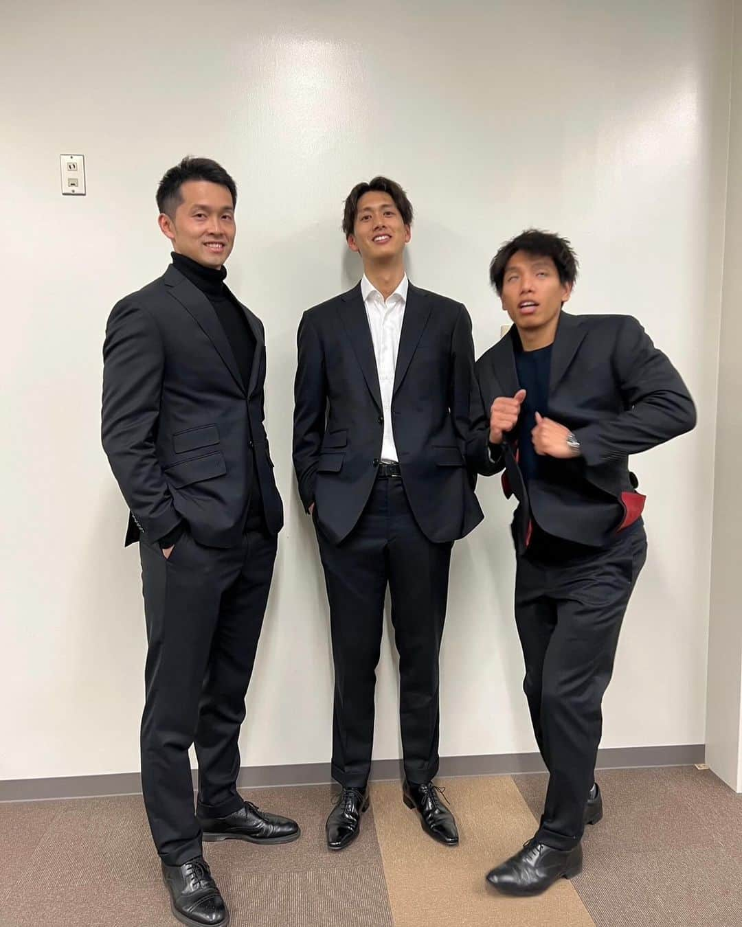 藤中謙也さんのインスタグラム写真 - (藤中謙也Instagram)「@azabutailor   スーツ移動で。  カメラ向けたらじっとできんやつおるけど ビシッと決めて移動してます✈️🏐  #azabutailor #suntorysunbirds #SUITS #suitstyle #スーツ男子 #スーツスタイル #バレーボール選手 です。 #最後しっかりオチ作る関西人 #喜入祥充」11月29日 10時06分 - kenya.f_ss