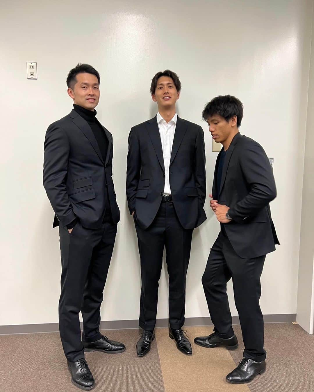 藤中謙也さんのインスタグラム写真 - (藤中謙也Instagram)「@azabutailor   スーツ移動で。  カメラ向けたらじっとできんやつおるけど ビシッと決めて移動してます✈️🏐  #azabutailor #suntorysunbirds #SUITS #suitstyle #スーツ男子 #スーツスタイル #バレーボール選手 です。 #最後しっかりオチ作る関西人 #喜入祥充」11月29日 10時06分 - kenya.f_ss