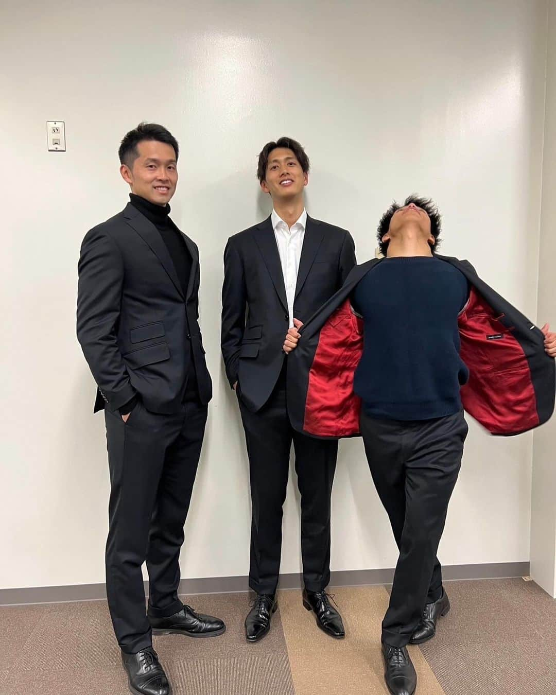 藤中謙也さんのインスタグラム写真 - (藤中謙也Instagram)「@azabutailor   スーツ移動で。  カメラ向けたらじっとできんやつおるけど ビシッと決めて移動してます✈️🏐  #azabutailor #suntorysunbirds #SUITS #suitstyle #スーツ男子 #スーツスタイル #バレーボール選手 です。 #最後しっかりオチ作る関西人 #喜入祥充」11月29日 10時06分 - kenya.f_ss