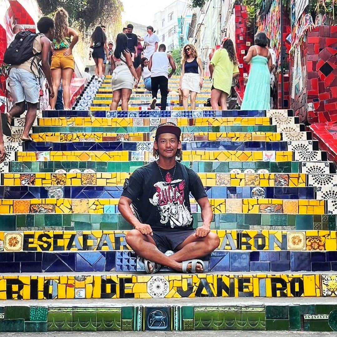 五十嵐恭雄のインスタグラム：「Entre os treinos, fui para as escadas do #Selaron 🏃‍♂️ 練習の合間に #セラロンの階段 へ！🇧🇷  #selaronescadaria  #コパカバーナ #copacabana #copacabanabeach  #riodejaneiro #brasil  #ブラジル #リオ #リオディジャネイロ #BRAZIL #旅 #旅人 #trip」