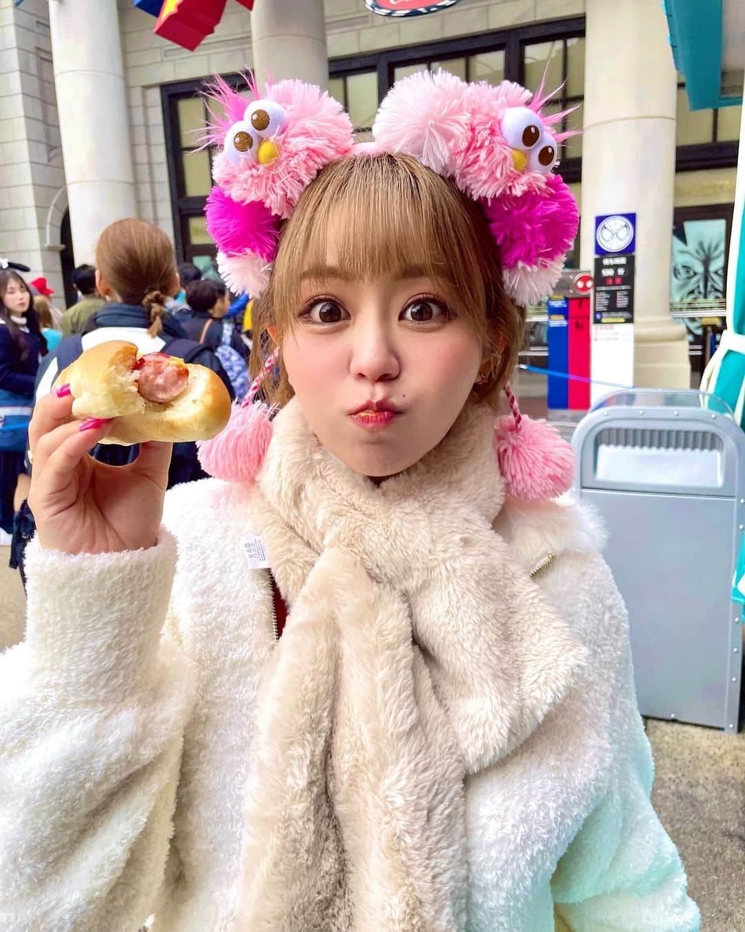 亜矢みつき（神谷充希）のインスタグラム：「🍕🍩🍹🐭🐈🍗🐩  たくさんピクニックした🤭🧺 共食いもしまくったよ👻 だけど、ぜんぜんお腹たまらなかったから 外でてカレー食べた🍛 ｴﾙﾓの歌かわいい🟥  #ufjじゃないよusjだよ  #usj #ゆにば #ユニバ #ゆにばーさるすたじおじゃぱん」