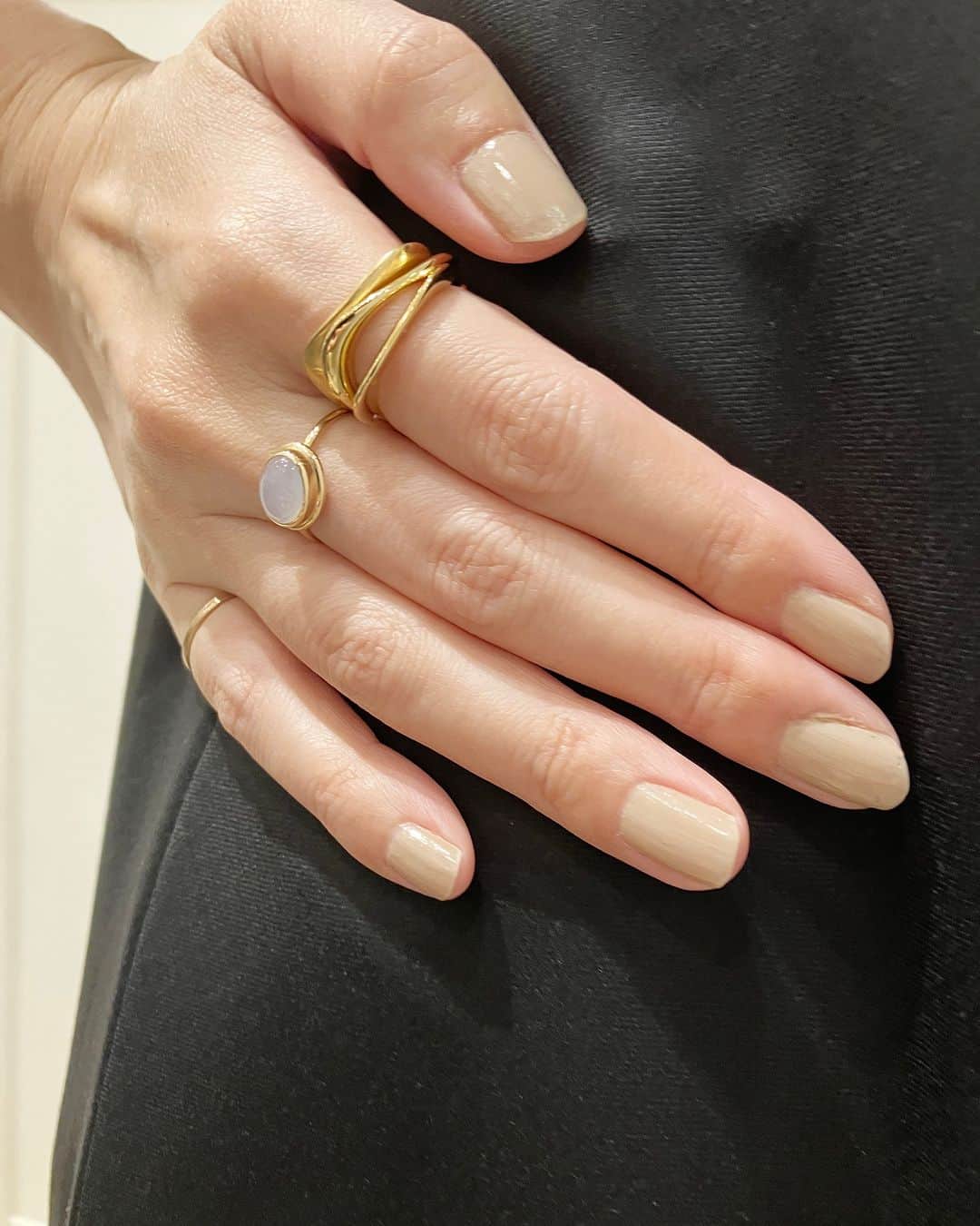 エテのインスタグラム：「《Styling》 - マルヤガーデンズ店  カラーストーンをあしらったこの冬限定の"Puzzle Ring"に "Veil"のストーンリングを組み合わせ、華やかな手元に。  #ete #エテ #ete_style」