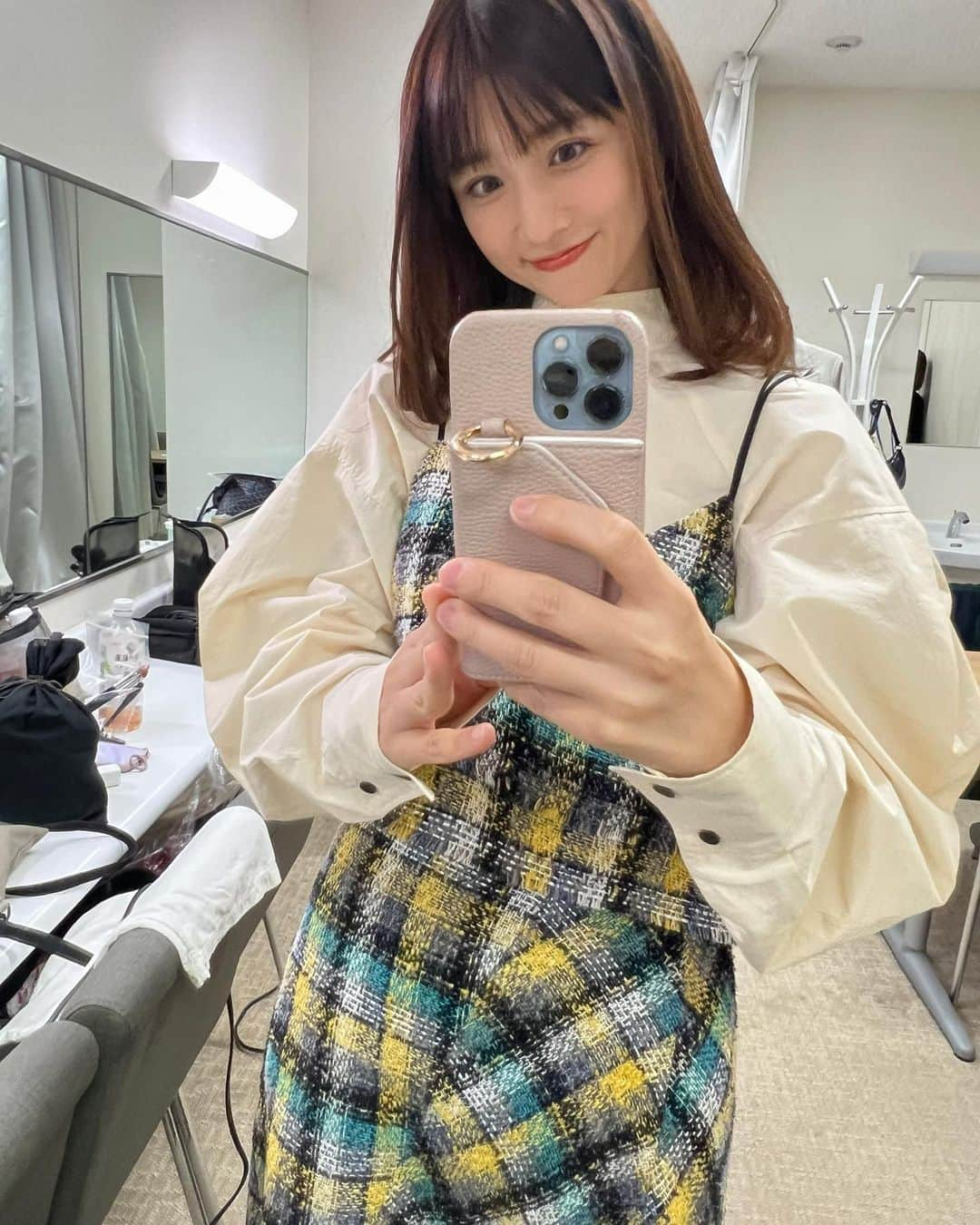 小倉優子さんのインスタグラム写真 - (小倉優子Instagram)「昨夜は６時間半の収録でしたが、 世界の衝撃映像を見ていたらあっという間に収録が終わっていました☺️✨  最近、オレンジを絞って 朝ごはんにフレッシュジュースを飲むようになりました🌟  三男も上手に絞っています💓  平日のお酒とお砂糖の入ったジュースをやめる、たんぱく質を意識して増やすなど 食生活を見直したら朝起きやすくなった気がします🌟」11月29日 10時01分 - ogura_yuko_0826