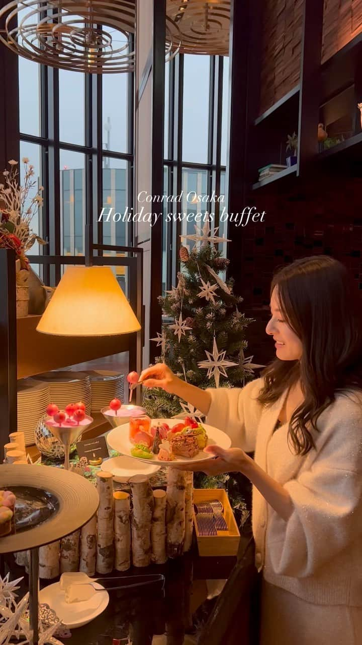 ASUKAのインスタグラム：「. Conrad Osaka @conradosaka   “MESSAGE OF GREEN” Holiday sweets buffet🎄  久しぶりにスイーツビュッフェ行ってきたよ🍰 増田セバスチャン氏のアートにインスパイアされたスイーツが可愛いかった🥹❤️  セイボリーも安定の美味しさ🍗🫰  2023年12月1日〜2024年1月8日 📍アトモス・ダイニング 40F  #PR #コンラッド大阪 #conradosaka #スイーツビュッフェ #Sサイズコーデ」