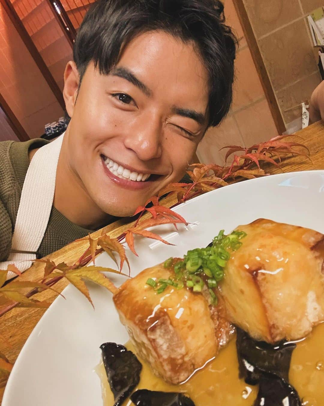 池田航のインスタグラム：「今日も素敵な食材と暖かい現地の方達との出会いに感謝💓   次回もお楽しみに☀️  朝お仕事で見られない方に、旅するエプロンTikTokが開設されました！ 【旅するエプロン】でTikTok検索すれば見られます✨️ ぜひフォローよろしくお願いいたします😍  ★母袋燻り豆腐の海老しんじょう揚げ 海老しんじょうを作る時に豆腐を使う。今回は炙り豆腐を使って香りと食感を追加 エビのプリプリ感と豆腐の香りと食感を楽しめるようにさっぱぱりした餡掛けで食べる 生バナメイエビ 200g 長ネギ 10cm キクラゲ 1パック 塩 小1/2 片栗粉 小1 揚げ油 万能ねぎ  カツオだし 300g 醤油 大1 塩 小1/2 酒 大2 みりん 大1 砂糖 小1 しょうが すりおろし 小1 ○片栗粉 小2 ○水 大1  #ZIP #旅するエプロン #スピッツ #Spitz #ZIPファミリー  #水卜麻美 さん  #池田航  @kohcooking    #伊藤楽  @gaku_jh122」