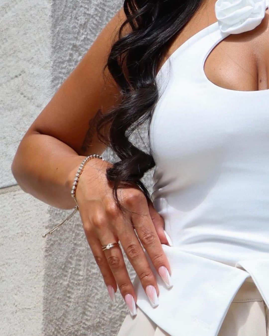 アレックスアンドアニさんのインスタグラム写真 - (アレックスアンドアニInstagram)「Add a little ✨ sparkle ✨ to your holiday party look this season with our Crystal Bolo Tennis Bracelet.  @kellyypineda looks gorgeous with this piece, styled with winter whites 🤍  Link in bio to shop.  #alexandani #tennisbracelet #jewelry #giftsforher #giftsforsister #giftsformom #giftguide」11月29日 10時04分 - alexandani