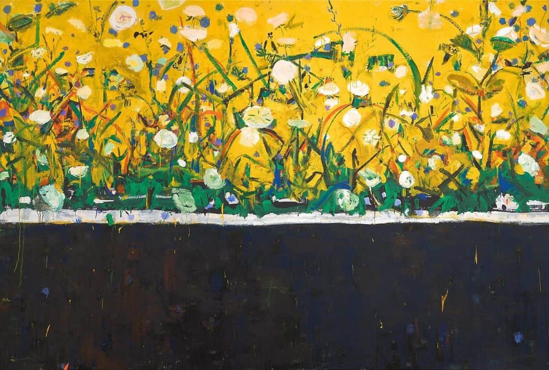のインスタグラム：「"New Paintings," Cy Gavin's debut solo exhibition in Italy, opens at Gagosian, Rome, on Thursday, November 30. Join us from 6 to 8pm for the opening reception.   The paintings on view visualize forces of growth, decay, and resilience. Highlights of the exhibition include "Untitled (Roadside with chicory and wild carrot)," shown here, which juxtaposes a profusion of vigorous roadside weeds in white, yellow, orange, and green with the monotone of the blacktop road in its lower register. Follow the link in our bio to learn more.  __________ #CyGavin #Gagosian  Cy Gavin, "Untitled (Roadside with chicory and wild carrot)," 2023 © Cy Gavin. Photo: Matteo D'Eletto, M3 Studio」