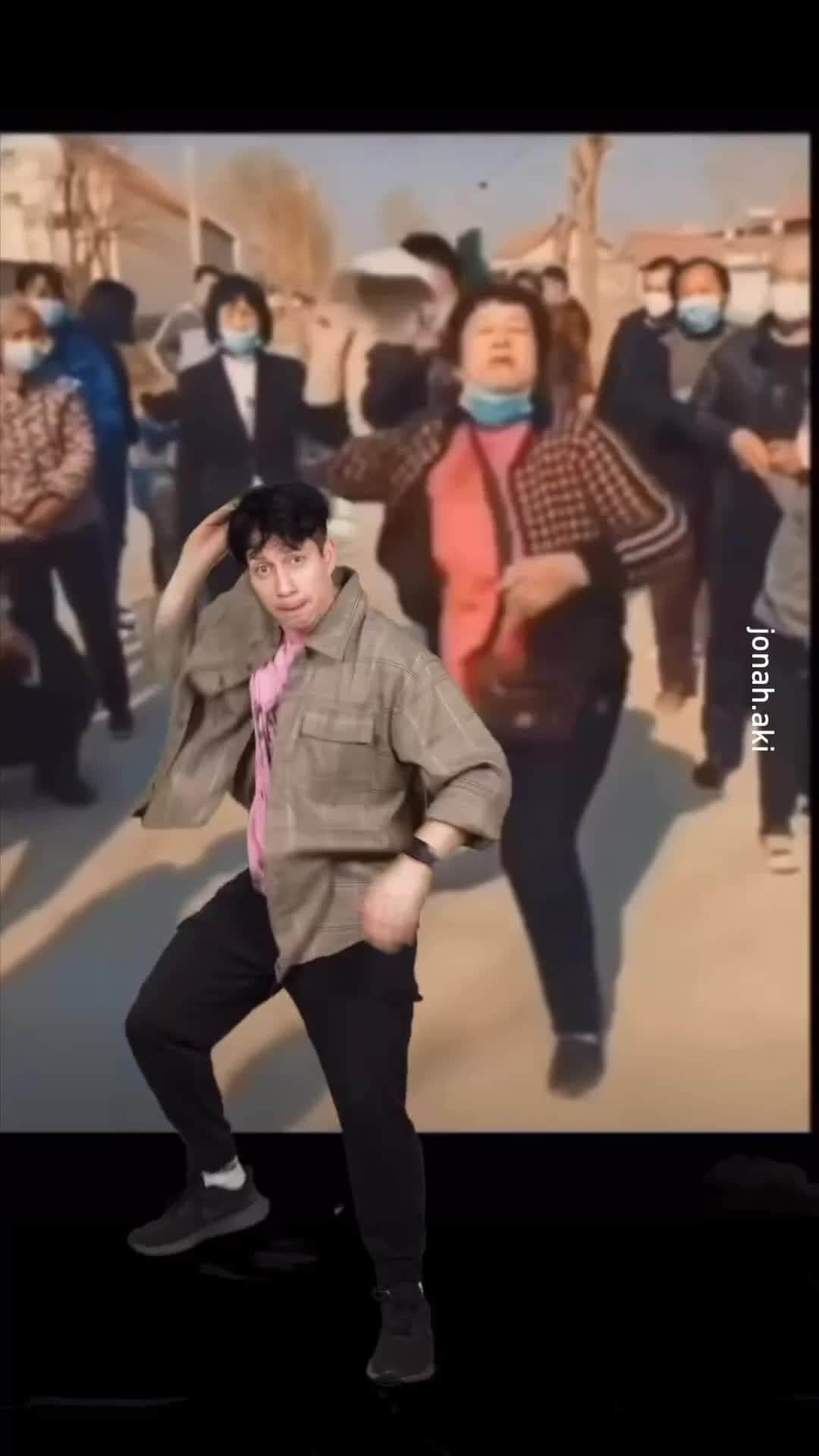 9GAGのインスタグラム：「the best rage dance 📹 @jonah.aki  - #dama #choreography #9gag #plazadance」