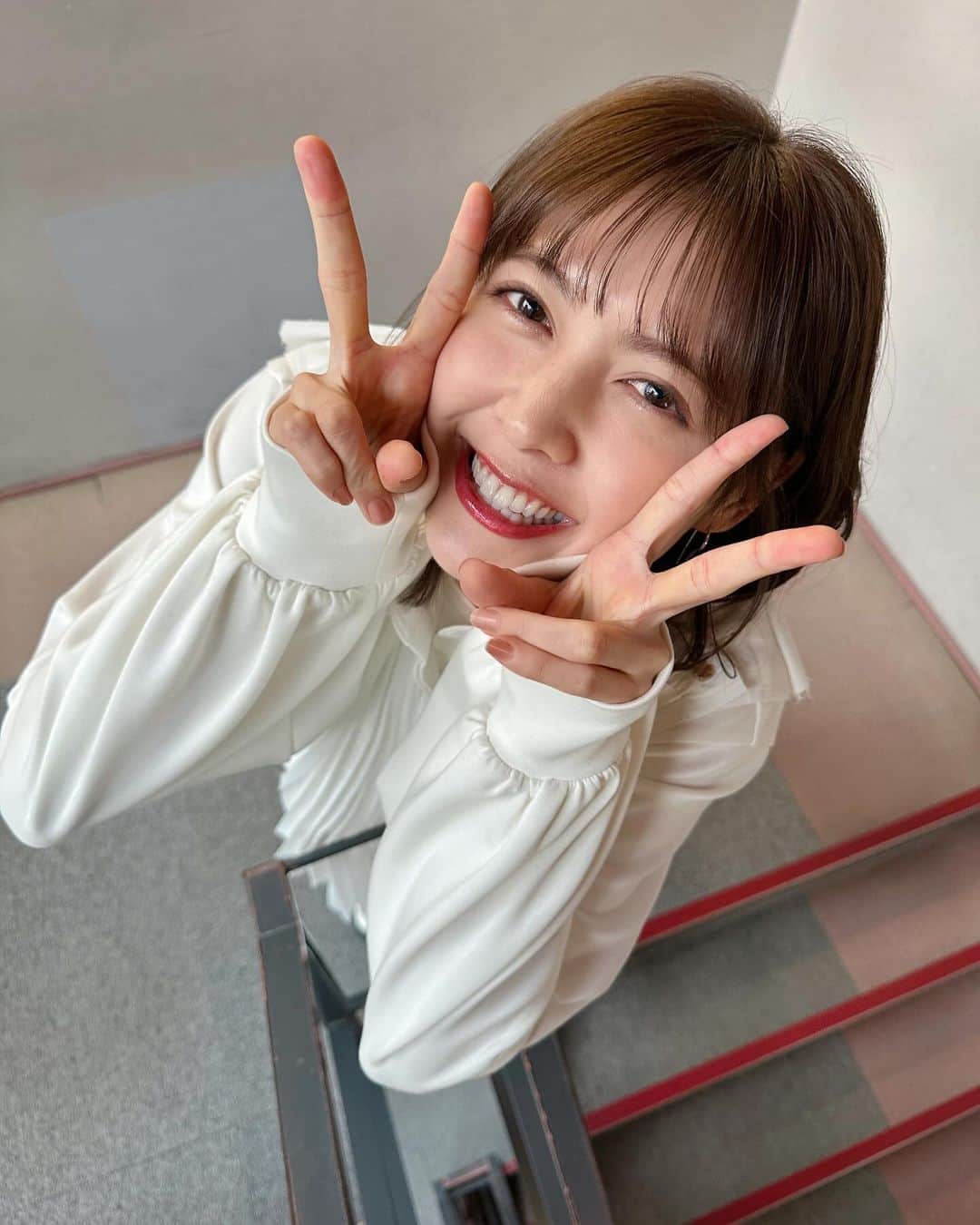 松元絵里花さんのインスタグラム写真 - (松元絵里花Instagram)「* 久しぶりに#ハーブピーリング に 行って栄養入れてもらったので、 肌の調子良きです🧖🏻‍♀️🌿 一時期肌荒れが続いた時期があったけど、 ハーブピーリングに通い始めて 今ではお仕事の時もノーファンデで過ごしてます🤭 ちなみに今回は、 おでこのみ剥離ありのトゲを入れてもらったよ！ もはや剥離しないくらいの少量だけど（笑） at @grandluxe2023  #肌管理#新宿#銀座」11月29日 10時10分 - matsumoto_erika
