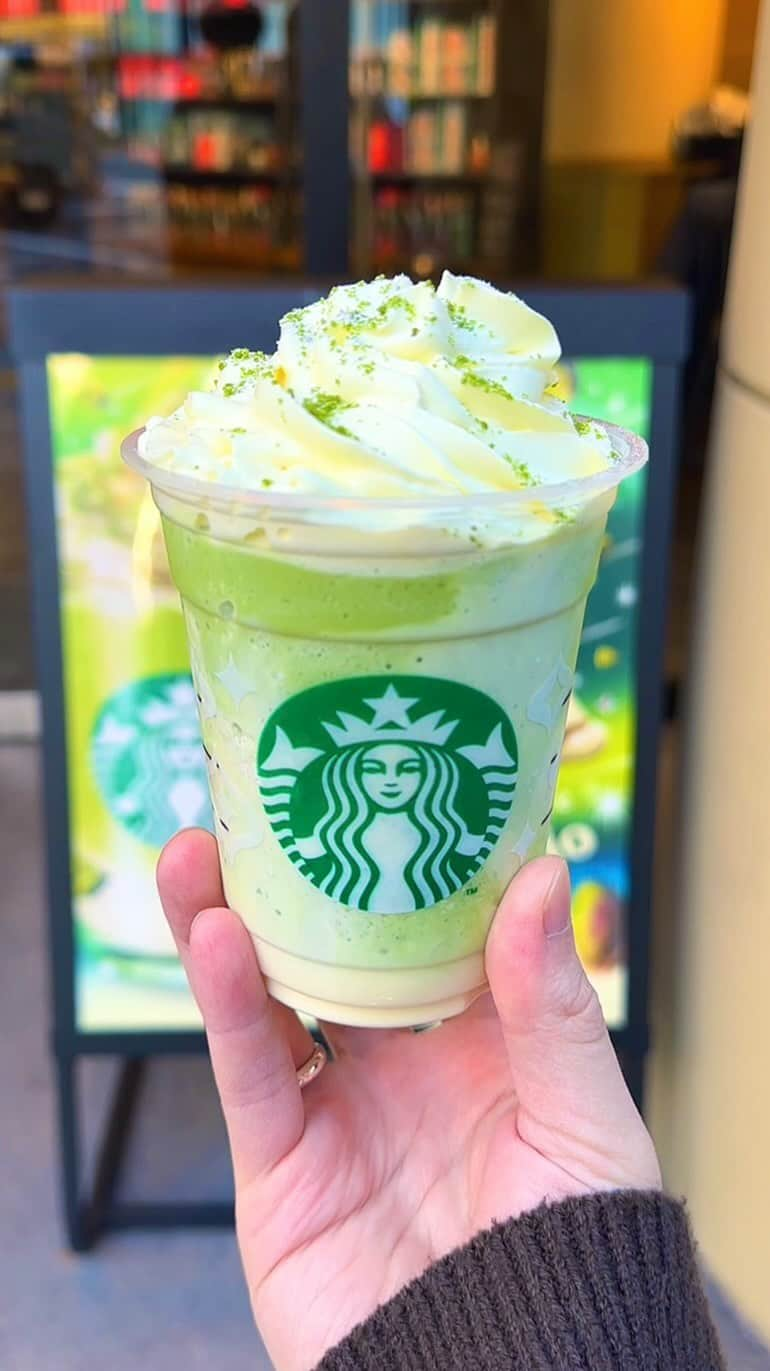 ゆうとグルメのインスタグラム：「🍃スタバ新作のピスタチオフラペチーノ🍃 ㅤㅤㅤㅤㅤㅤㅤㅤㅤㅤㅤㅤㅤ 全国のスタバで11/29(水)発売の 「メルティホワイトピスタチオフラペチーノ」690円 ㅤㅤㅤㅤㅤㅤㅤㅤㅤㅤㅤㅤㅤ こはピスタチオとホワイトチョコをベースに、マスカルポーネ入りの特製メリークリームをトッピングしたホリデーシーズンにぴったりな期間限定フラペチーノ！ ㅤㅤㅤㅤㅤㅤㅤㅤㅤㅤㅤㅤㅤ メリークリームはスタバオリジナルのマスカルポーネチーズ入りホイップクリームのことで、その上にピスタチオクッキーとホワイトチョコパウダーをかけることで雪の降り積もったツリーをイメージしているそう！ ㅤㅤㅤㅤㅤㅤㅤㅤㅤㅤㅤㅤㅤ ローストした香ばしいピスタチオとパリパリに砕いて入れてあるホワイトチョコの食感も楽しいし、クリスマスらしいビジュアルも可愛い大満足の限定フラペチーノでした🤤🤤 ㅤㅤㅤㅤㅤㅤㅤㅤㅤㅤㅤㅤㅤ 甘いもの好きな人は、  ①アーモンドミルク変更(+55円) ②チョコチップ追加(+55円)  でカスタム注文すると、香ばしさとチョコの甘さがさらにプラスされた濃厚な味わいになるからぜひ試してみて🍃🍫  おすすめ！！ ㅤㅤㅤㅤㅤㅤㅤㅤㅤㅤ #スタバ #スタバ新作 #メルティホワイトピスタチオフラペチーノ #ピスタチオ #starbucks #starbucksjapan #japan  ㅤㅤㅤㅤㅤㅤㅤㅤㅤㅤㅤㅤㅤ #フラペチーノ #スターバックス #東京カフェ #東京グルメ #大阪グルメ #大阪カフェ #カフェ巡り #コーヒー #スターバックス #クリスマス #japanesefood #japantravel #japantrip #instafood #tokyo」