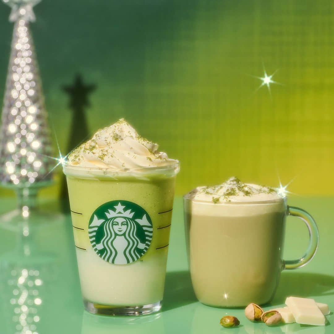 スターバックス JPのインスタグラム：「🎄 本日(11/29)から『#メルティホワイトピスタチオフラペチーノ 』が登場💚  ピスタチオの香ばしさとなめらかな口あたりの生ホワイトチョコレート入りのソースが織りなす一杯に、#メリークリーム をトッピング。 ホリデーシーズンならではの特別な味わいをお届けします🎅  エスプレッソとピスタチオのマリアージュが味わえる『#メルティホワイトピスタチオモカ』も☕️✨  みなさんはどちらから楽しみたいですか😉？  #スターバックス #スターバックスホリデー」