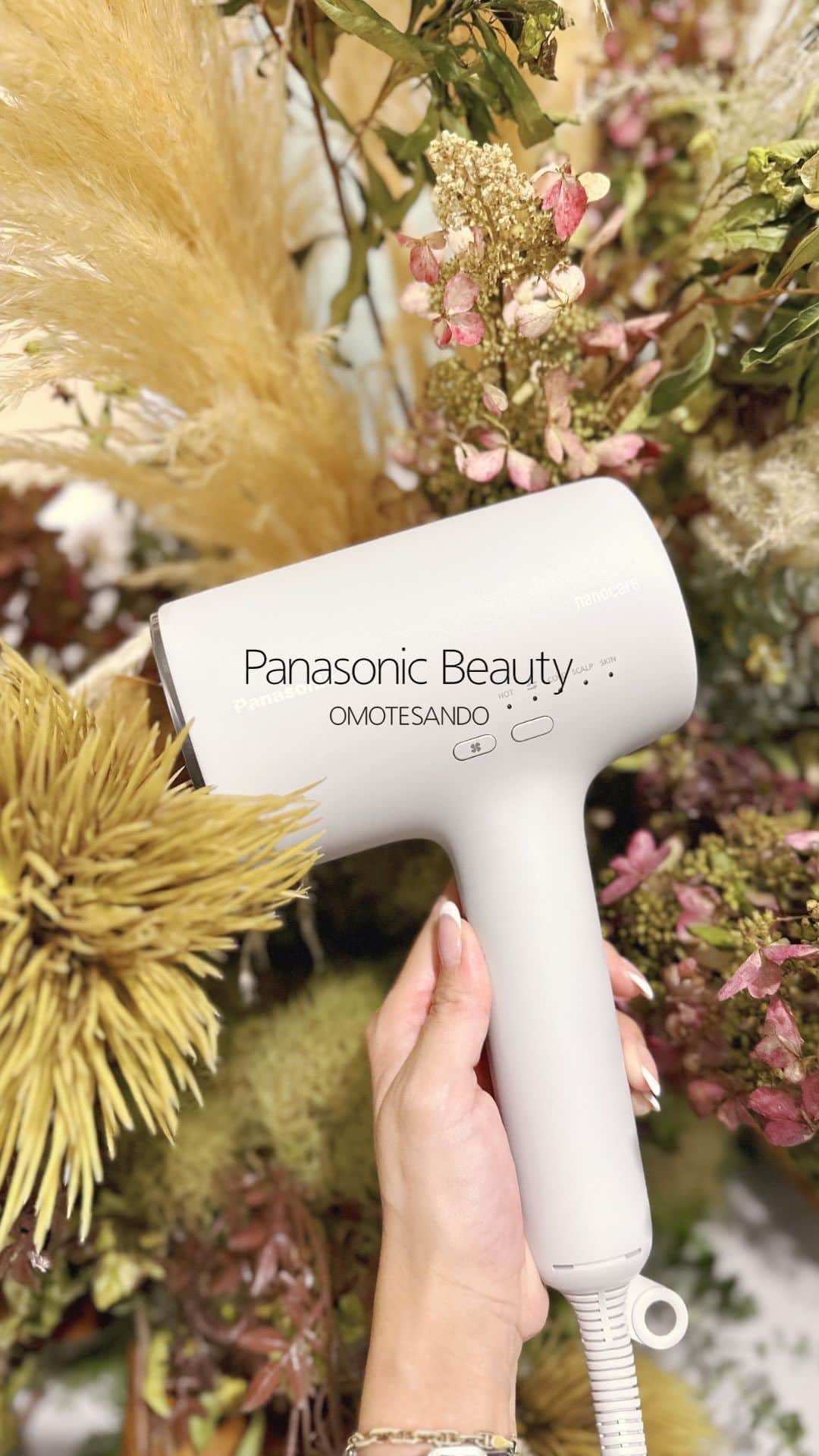 久林紘子のインスタグラム：「. Panasonic Beauty OMOTESANDO  Photo Booth 2023.9.15〜11.27  @panasonic.beauty  パナソニックの美容アイテムを体験できるパナソニックビューティ表参道。 こちらの秋のイベント用にフォトブースや階段装飾をお手伝いさせていただきました。  ▷Creative Direction: @rohicocco ( @tokyo.flamingo ) ▷Balloon: @theballtokyo ▷Flower: @juuri_flower ＿＿＿＿＿＿＿＿＿＿＿＿＿＿＿＿ #TokyoFlamingo #空間装飾 #空間スタイリング #バルーン装飾 #バルーンアレンジ #フォトブース #パーティースタイリング #パーティースタイリスト」
