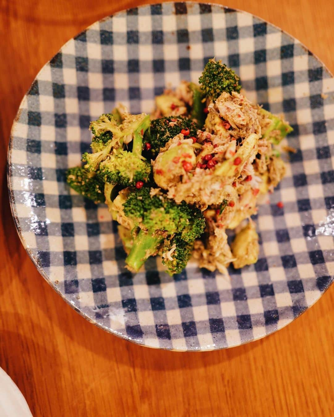 高山都さんのインスタグラム写真 - (高山都Instagram)「お豆腐のお好み焼きは満足感あるのに、軽くてヘルシーで(ソースとマヨネーズでトントンか🐖)大好き。 ひとりぶん、お豆腐180〜200gくらい、卵1個、米粉大さじ1と1/2、キャベツ1/8個、ちくわ1〜2本 好みの豚や具で焼きます。  あとは、鯖缶と茹でたブロッコリー、アボカドをジェノベーゼで和えたサラダ、ルッコラとみかんのサラダ。  昨日は食後に、夫と @toco.daikanyama へ アペロしたり、2軒目に立ち寄ったり、ごはん食べに行ったりと、温かくて落ち着く素敵なワインとおばんざいのお店なのですが、12月7日から26日まで、こちらで夫の写真展が開催されます。 そのフライヤーを持参がてら、1杯飲みに行った昨晩でした。  9日と10日は、16〜17時まで(この時間は飲食はなし)鑑賞いただけます。 あとは、飲食店なので、ぜひ美味しいお料理とワインを食べにいらして、ふわっと写真たちを感じていただけたら。  わたしたちも期間中は、ちょくちょく @toco.daikanyama におりますので、居合わせた方は乾杯もさせてくださいね。  #みやれゴハン」11月29日 10時27分 - miyare38