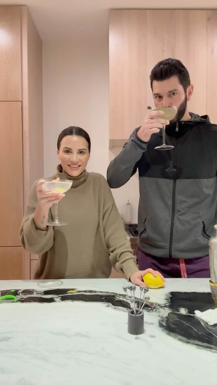 アンディ・ドーフマンのインスタグラム：「It’s TINI TUESDAY in the new house and we’re showing you how we make them … mine with a 🍋 twist (and basically just chilled vodka) and Blainewith the extra dirty 🫒 🍸」