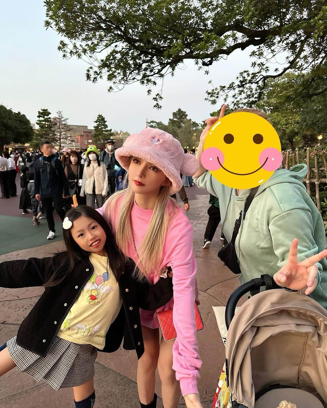 MIRIさんのインスタグラム写真 - (MIRIInstagram)「これまた秋のディズニー思い出集🦄🌸🏰  今のディズニーは極寒かしら 上下裏起毛必須かなぁ  三色団子🍡みたいなうちら🍡  #なんかピンク  #写真  #instagram #思い出 #ディズニー40周年  #Disney #東京 #tokyo  #ミーグリ  #ディズニー #ディズニーランド  #disneyland  #カチューシャ  #ぷーさん  #美女と野獣 #極寒  #おはようございます」11月29日 10時28分 - miri.o3