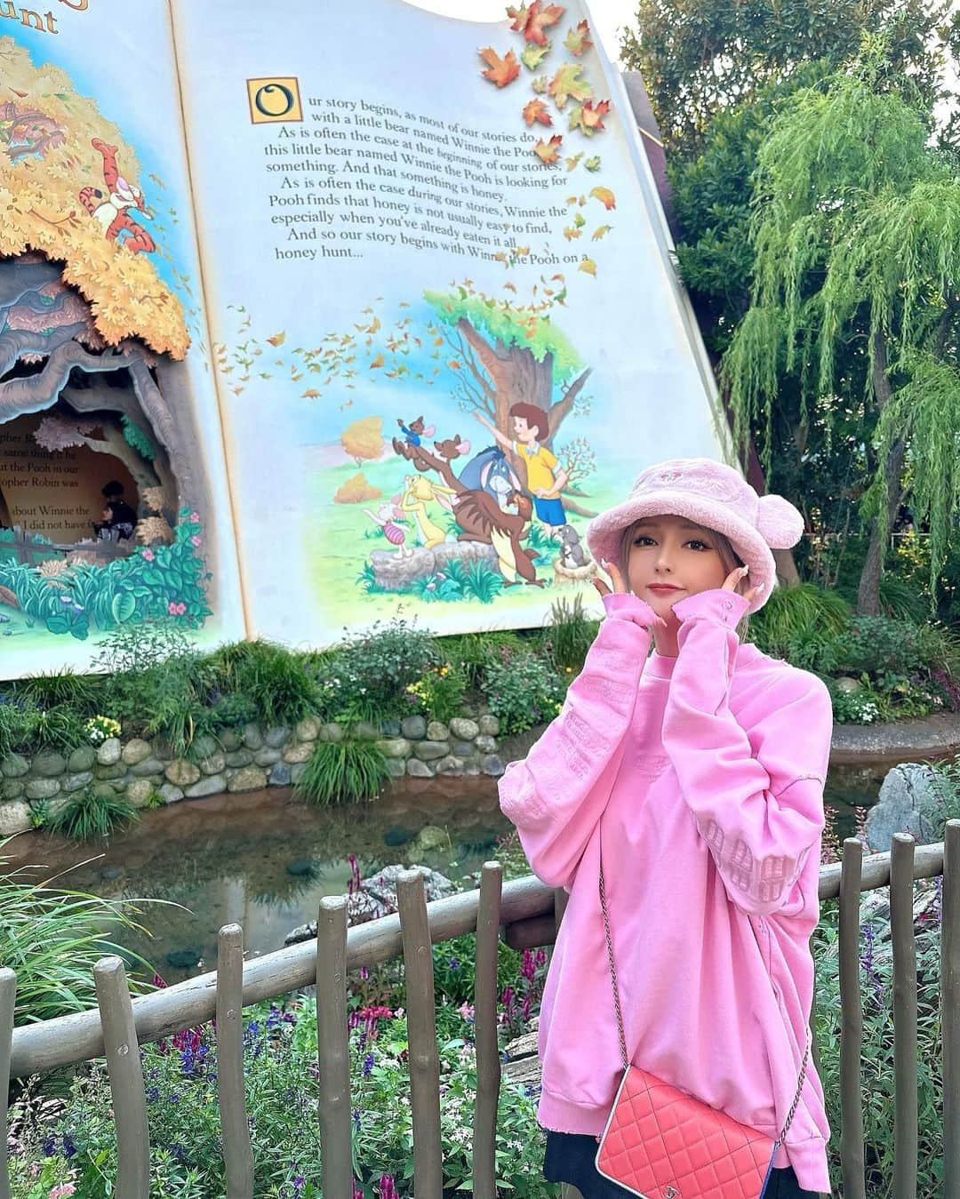 MIRIのインスタグラム：「これまた秋のディズニー思い出集🦄🌸🏰  今のディズニーは極寒かしら 上下裏起毛必須かなぁ  三色団子🍡みたいなうちら🍡  #なんかピンク  #写真  #instagram #思い出 #ディズニー40周年  #Disney #東京 #tokyo  #ミーグリ  #ディズニー #ディズニーランド  #disneyland  #カチューシャ  #ぷーさん  #美女と野獣 #極寒  #おはようございます」