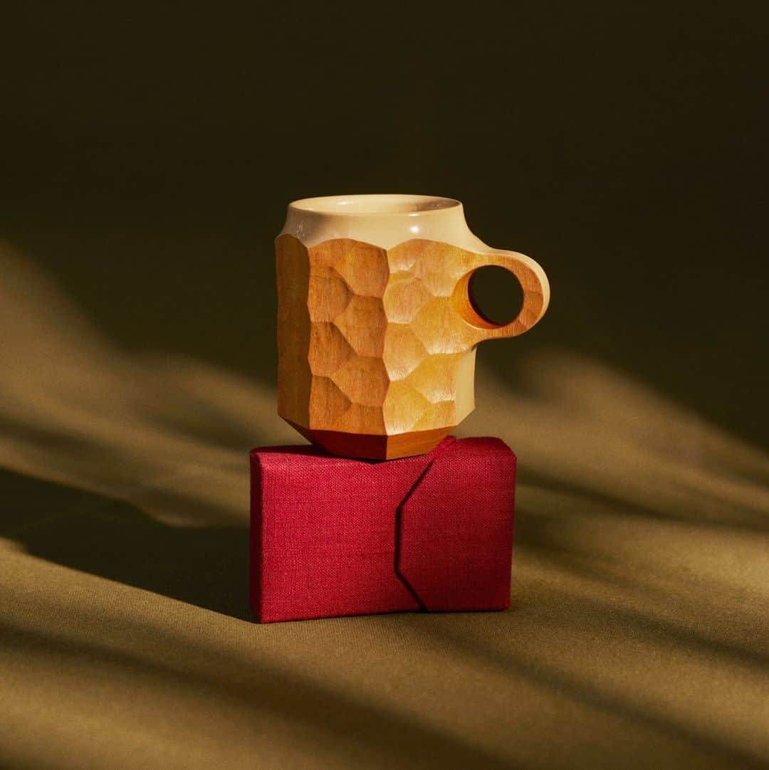 Blue Bottle Coffeeのインスタグラム：「We once again partnered with @AkihiroWoodworks for a holiday mug made with warmth. Each cup is hand-carved by Jin Akihiro and his brother from local tabunoki (a Japanese evergreen) wood. They’re made to bring the outdoor forest feel to your home with an elegant touch and grounding presence. This limited-edition mug is the perfect gift for those who cherish refinement.⁠」