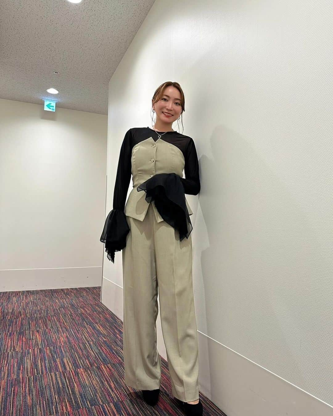 加藤綾菜のインスタグラム：「特番の収録でした！このセットアップ可愛い。 タグ付けしたよ。  昨日は愛犬孝行の為に車で出かけ🐕 沢山歩いたよ☺️ 冬なのに暖かいからテラスでコーヒー☕︎飲んだら気持ちがいいね💓  今年も後1ヶ月☺️ 後悔しないように頑張ろう💕」