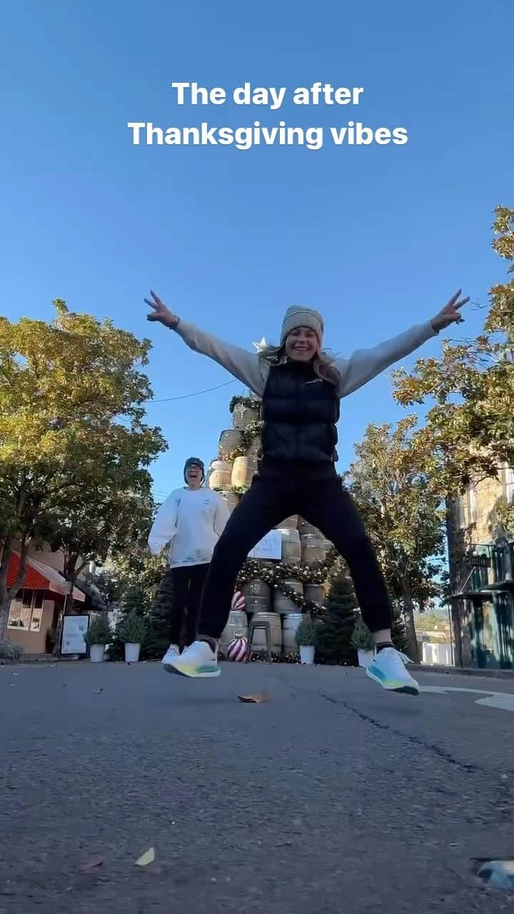 キャンディス・キャメロン・ブレのインスタグラム：「The day after Thanksgiving vibes 🍁」