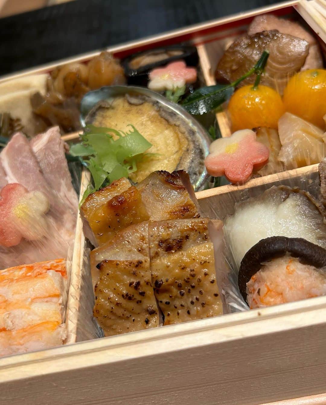 世手子さんのインスタグラム写真 - (世手子Instagram)「Have you decided on New Year's food yet?🎍 I tried some really delicious osechi🍱 Looks like next year will be a good year👍 もうすぐ年末だぁ 早いなぁww あかりんたちと久々に集合して #おせち会 👏👏👏 一足お先に @hiroya0706  #鮨浩也 #おせち を試食してきたよ(^_^) 美味しいお魚いっぱい🤤 #食べログ #食べログ百名店 のお店なだけある‼️ お鮨屋さんのおせちは美味しいね(ﾟ∀ﾟ) #港区グルメ #浜松町鮨 プロデュースおせちが #正月 に楽しめます(o^^o) なんと‼️ 34,000円が今なら一万円引き👏 このurlから飛んで予約してね(*´◒`*) https://osechi-hiroya.com/lp17/ ストーリーハイライトしとくよぉ 我が家も今年はこちらのおせちにすることにします╰(*´︶`*)╯♡」11月29日 10時37分 - rojide