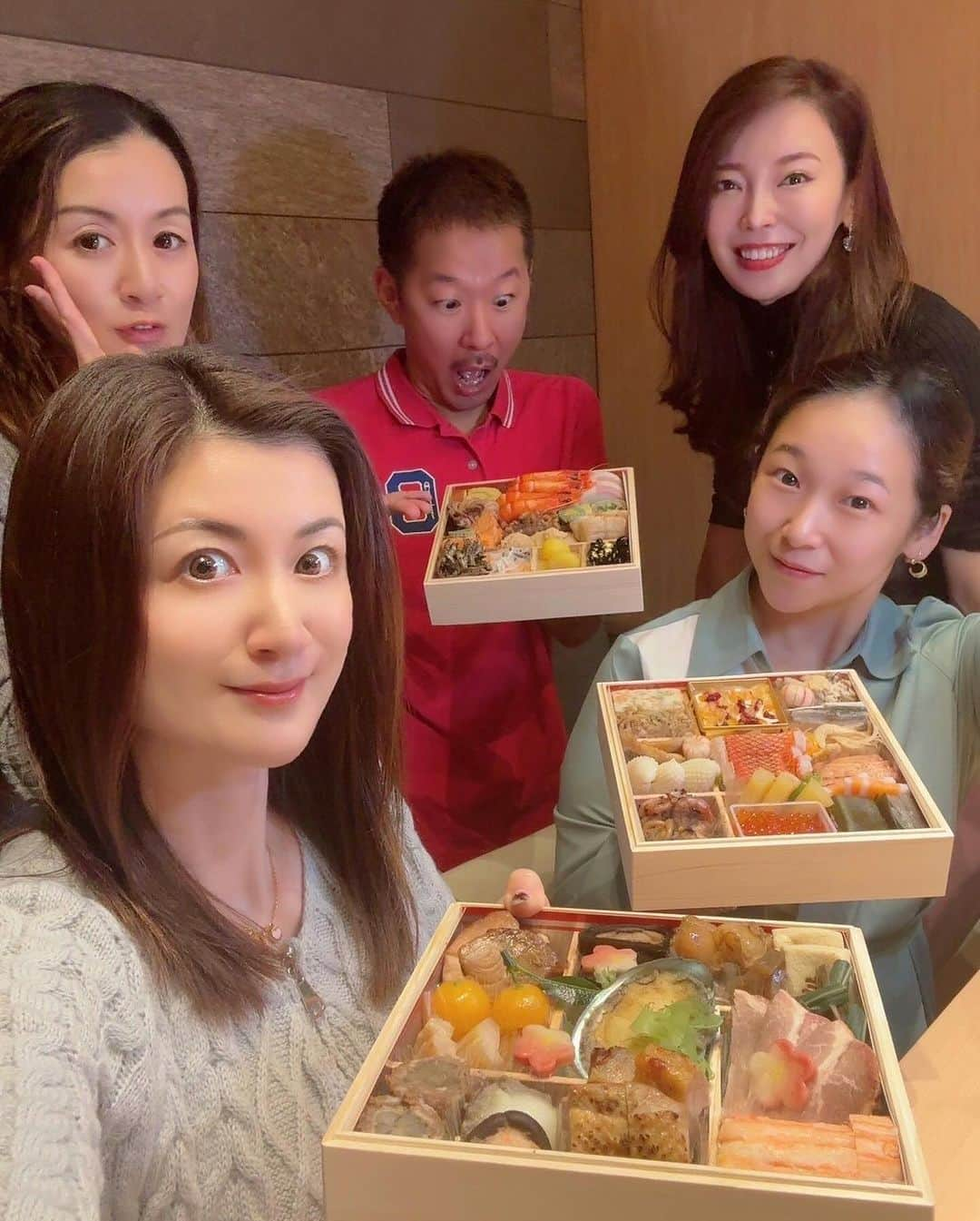 世手子さんのインスタグラム写真 - (世手子Instagram)「Have you decided on New Year's food yet?🎍 I tried some really delicious osechi🍱 Looks like next year will be a good year👍 もうすぐ年末だぁ 早いなぁww あかりんたちと久々に集合して #おせち会 👏👏👏 一足お先に @hiroya0706  #鮨浩也 #おせち を試食してきたよ(^_^) 美味しいお魚いっぱい🤤 #食べログ #食べログ百名店 のお店なだけある‼️ お鮨屋さんのおせちは美味しいね(ﾟ∀ﾟ) #港区グルメ #浜松町鮨 プロデュースおせちが #正月 に楽しめます(o^^o) なんと‼️ 34,000円が今なら一万円引き👏 このurlから飛んで予約してね(*´◒`*) https://osechi-hiroya.com/lp17/ ストーリーハイライトしとくよぉ 我が家も今年はこちらのおせちにすることにします╰(*´︶`*)╯♡」11月29日 10時37分 - rojide