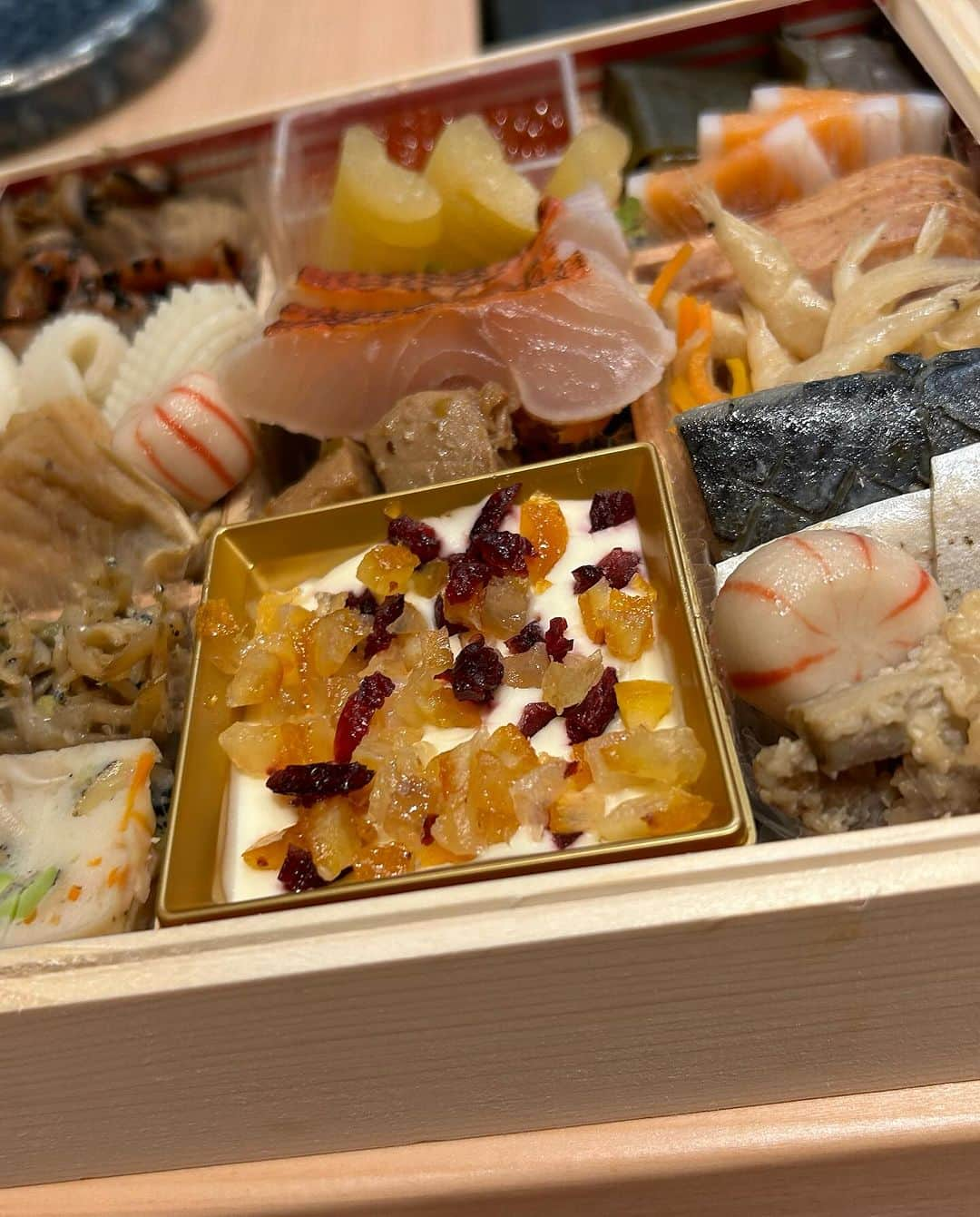 世手子さんのインスタグラム写真 - (世手子Instagram)「Have you decided on New Year's food yet?🎍 I tried some really delicious osechi🍱 Looks like next year will be a good year👍 もうすぐ年末だぁ 早いなぁww あかりんたちと久々に集合して #おせち会 👏👏👏 一足お先に @hiroya0706  #鮨浩也 #おせち を試食してきたよ(^_^) 美味しいお魚いっぱい🤤 #食べログ #食べログ百名店 のお店なだけある‼️ お鮨屋さんのおせちは美味しいね(ﾟ∀ﾟ) #港区グルメ #浜松町鮨 プロデュースおせちが #正月 に楽しめます(o^^o) なんと‼️ 34,000円が今なら一万円引き👏 このurlから飛んで予約してね(*´◒`*) https://osechi-hiroya.com/lp17/ ストーリーハイライトしとくよぉ 我が家も今年はこちらのおせちにすることにします╰(*´︶`*)╯♡」11月29日 10時37分 - rojide