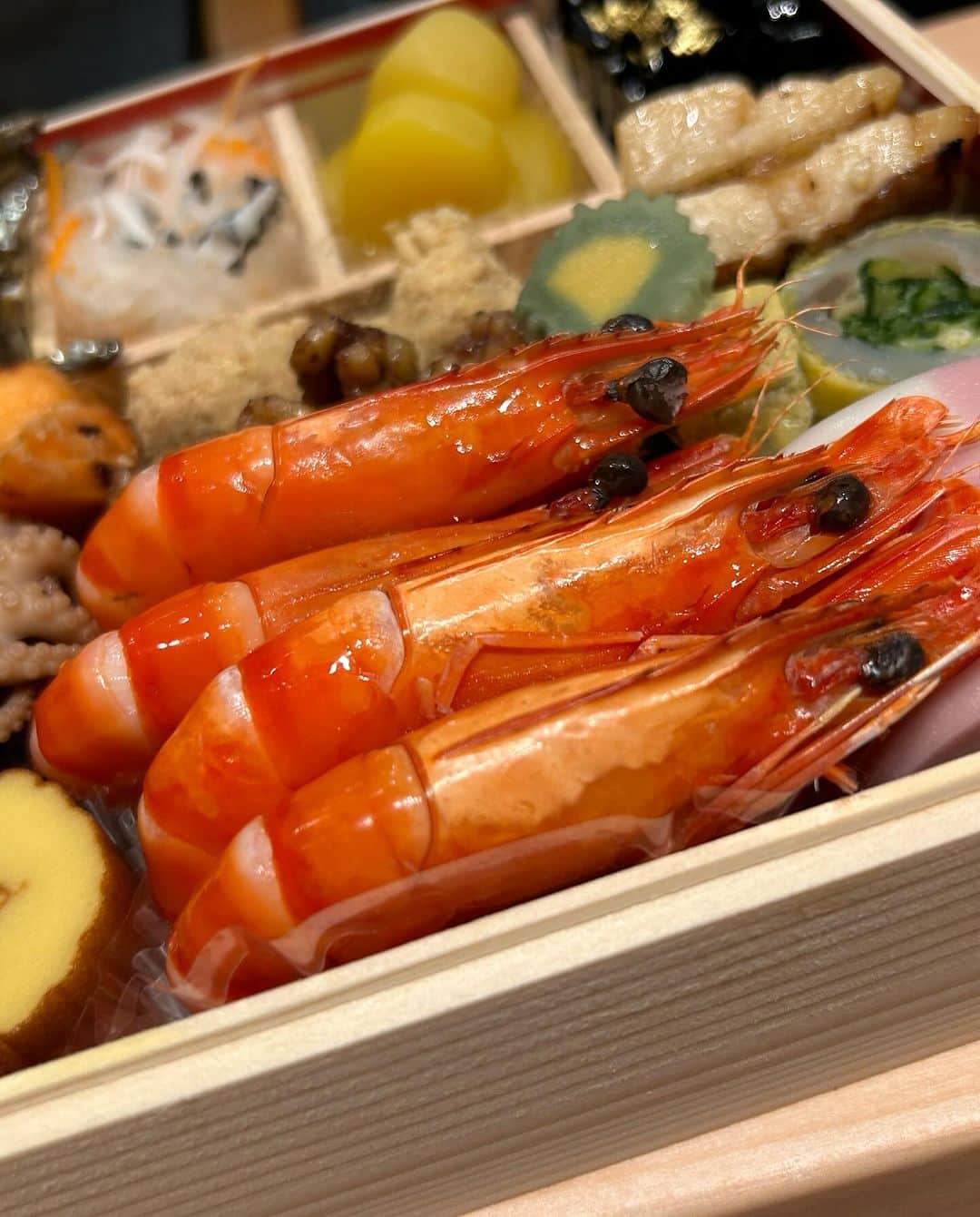 世手子さんのインスタグラム写真 - (世手子Instagram)「Have you decided on New Year's food yet?🎍 I tried some really delicious osechi🍱 Looks like next year will be a good year👍 もうすぐ年末だぁ 早いなぁww あかりんたちと久々に集合して #おせち会 👏👏👏 一足お先に @hiroya0706  #鮨浩也 #おせち を試食してきたよ(^_^) 美味しいお魚いっぱい🤤 #食べログ #食べログ百名店 のお店なだけある‼️ お鮨屋さんのおせちは美味しいね(ﾟ∀ﾟ) #港区グルメ #浜松町鮨 プロデュースおせちが #正月 に楽しめます(o^^o) なんと‼️ 34,000円が今なら一万円引き👏 このurlから飛んで予約してね(*´◒`*) https://osechi-hiroya.com/lp17/ ストーリーハイライトしとくよぉ 我が家も今年はこちらのおせちにすることにします╰(*´︶`*)╯♡」11月29日 10時37分 - rojide