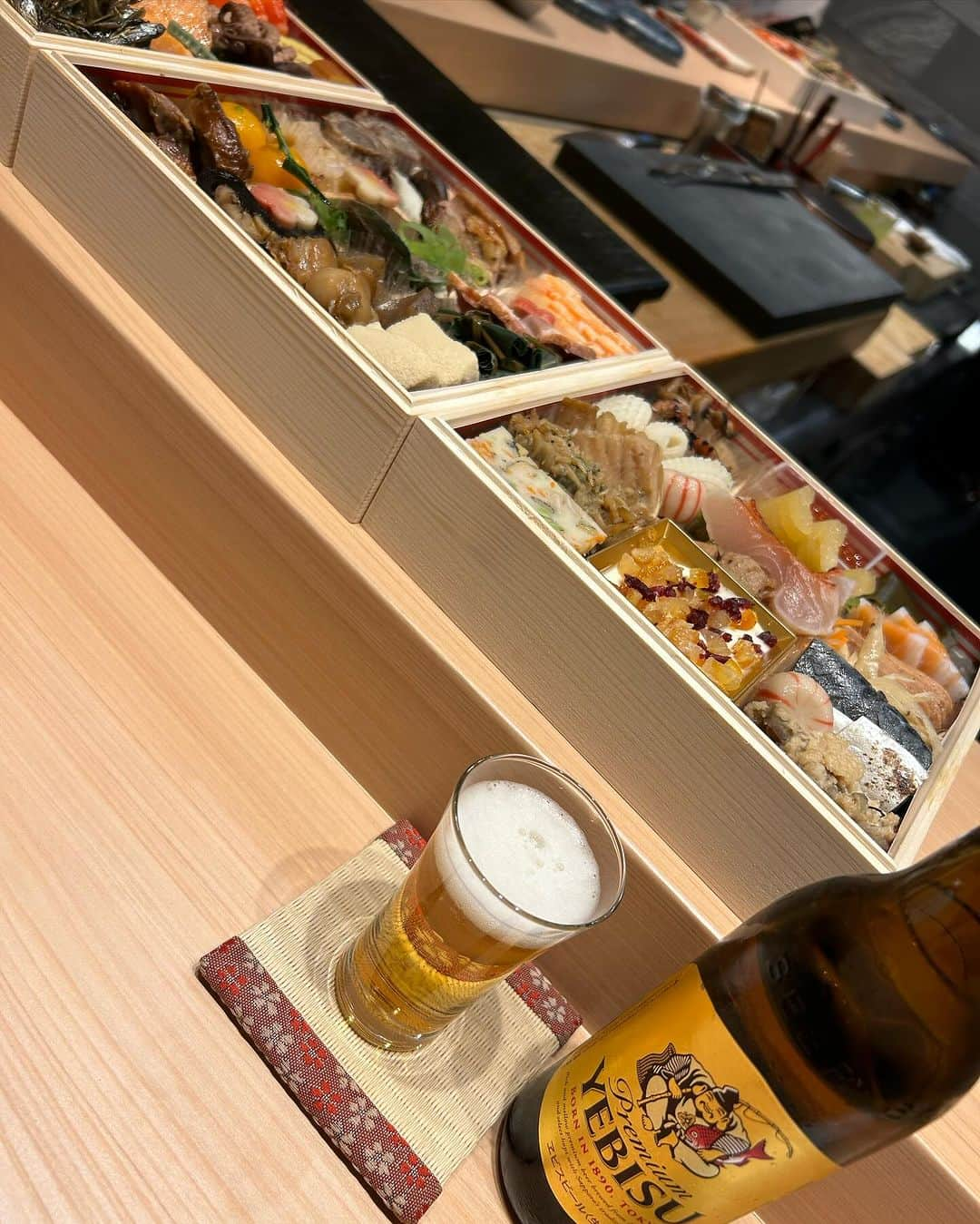 世手子さんのインスタグラム写真 - (世手子Instagram)「Have you decided on New Year's food yet?🎍 I tried some really delicious osechi🍱 Looks like next year will be a good year👍 もうすぐ年末だぁ 早いなぁww あかりんたちと久々に集合して #おせち会 👏👏👏 一足お先に @hiroya0706  #鮨浩也 #おせち を試食してきたよ(^_^) 美味しいお魚いっぱい🤤 #食べログ #食べログ百名店 のお店なだけある‼️ お鮨屋さんのおせちは美味しいね(ﾟ∀ﾟ) #港区グルメ #浜松町鮨 プロデュースおせちが #正月 に楽しめます(o^^o) なんと‼️ 34,000円が今なら一万円引き👏 このurlから飛んで予約してね(*´◒`*) https://osechi-hiroya.com/lp17/ ストーリーハイライトしとくよぉ 我が家も今年はこちらのおせちにすることにします╰(*´︶`*)╯♡」11月29日 10時37分 - rojide